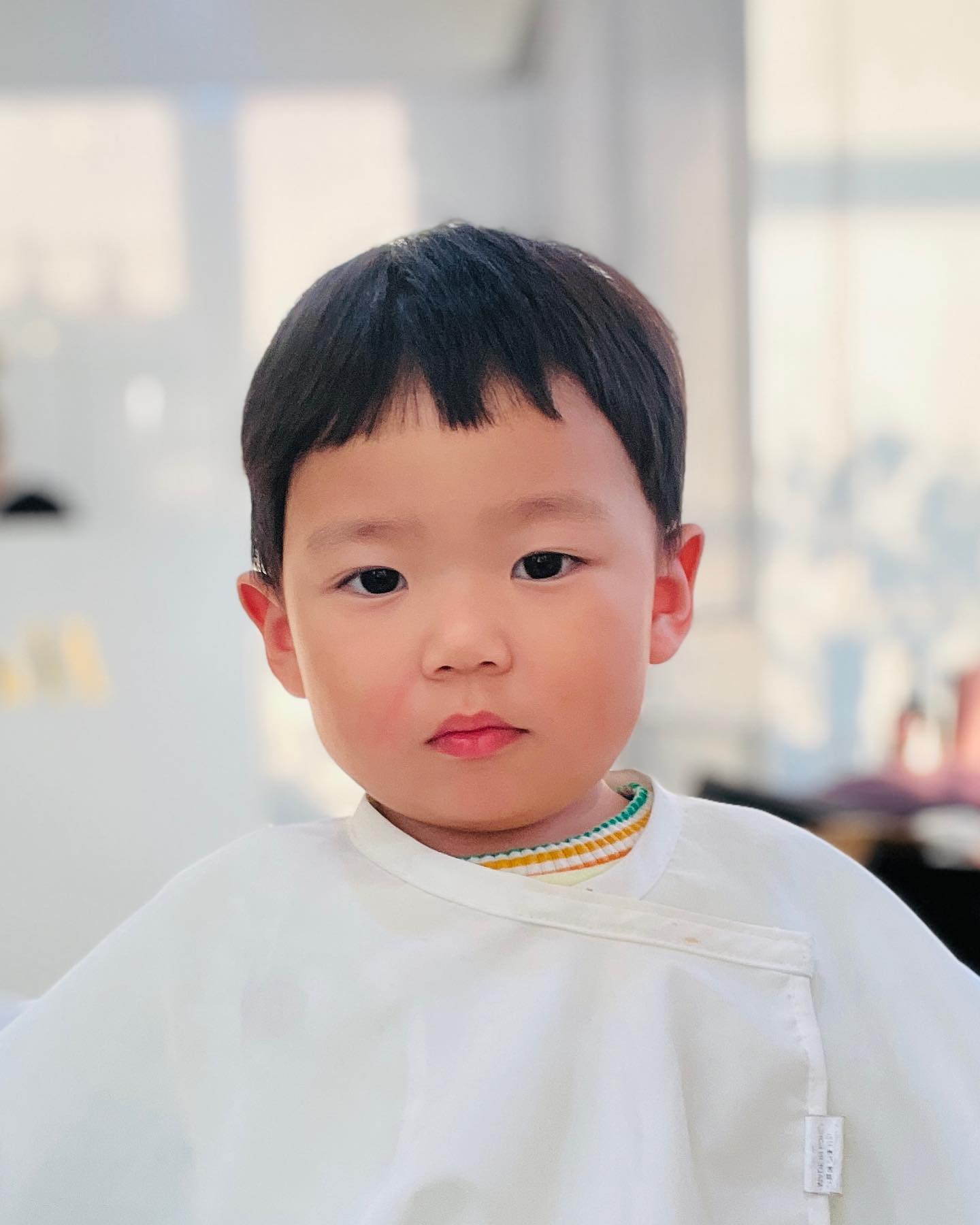⠀
론니 머리는 왜 빨리 자라는 것 같지?ㅎㅎ
머리가 귀를 덮고, 뒷머리도 자라있고, 윗머리 숱도 참 많다…
혼자 앉아서 믓찌게 이발하고 온 론니의 Before & After 사진 !
무슨 홈쇼핑 사진마냥 비포사진은 표정이 굳어있고,
애프터 사진은 표정이 밝은 것이 넘나 웃김 ㅎㅎ
머리가 넘나 귀엽게 커트가 잘 된 것이 맘에 든다~
좋아 앞으로는 여기 미용실로 정착이닷-!
⠀
#31개월아기 #아기이발 #다컸다진짜 #기특해
#미용실정착 #남아머리스타일 #육아소통