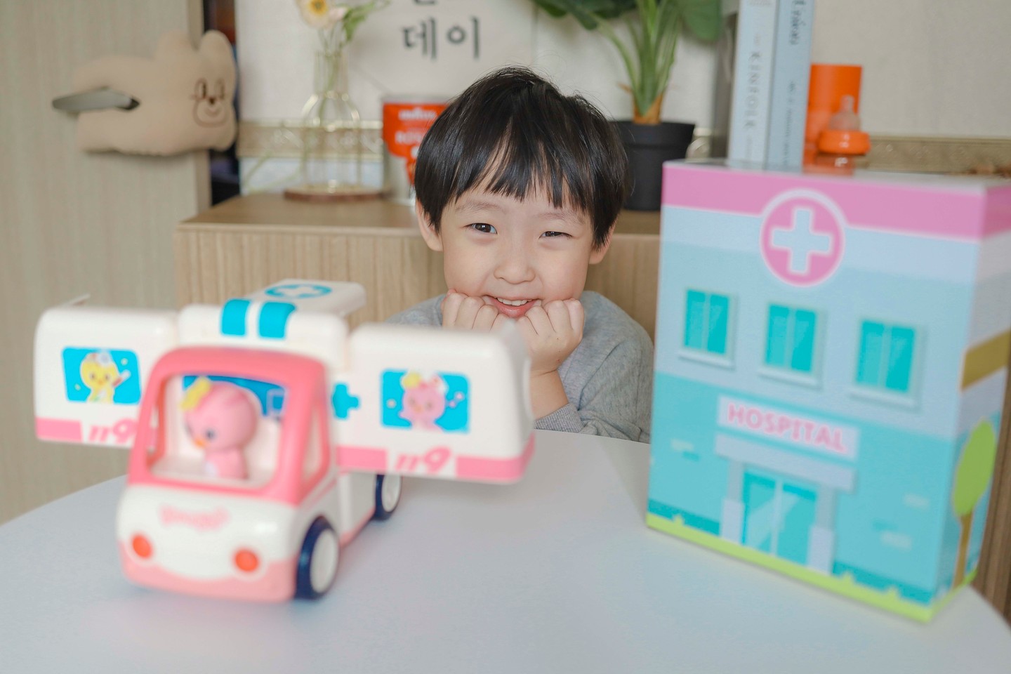 #광고 
아이들의 꿈과 상상력을 자극하는
엄마까투리 구급차 장난감이에요.

출동모드(자동 주행)와 수동모드로 움직이고
자동차 뒷문을 열면 병원놀이에 필요한 소품과 피규어가 들어 있어서
환자를 이송하거나 치료할 수 있어요.

역할놀이와 자동차 놀이까지 다 잡은 장난감이라
남아 여아 구분하지 않고 폭넓게 가지고 놀 수 있습니다.

소근육 발달과 집중력, 논리적 사고력, 창의력, 아이주도 놀이에 도움이 될 것 같아요!

#엄마까투리장난감 #엄마까투리 #구급차장난감 #자동차장난감 #귀여운아기 #아기모델