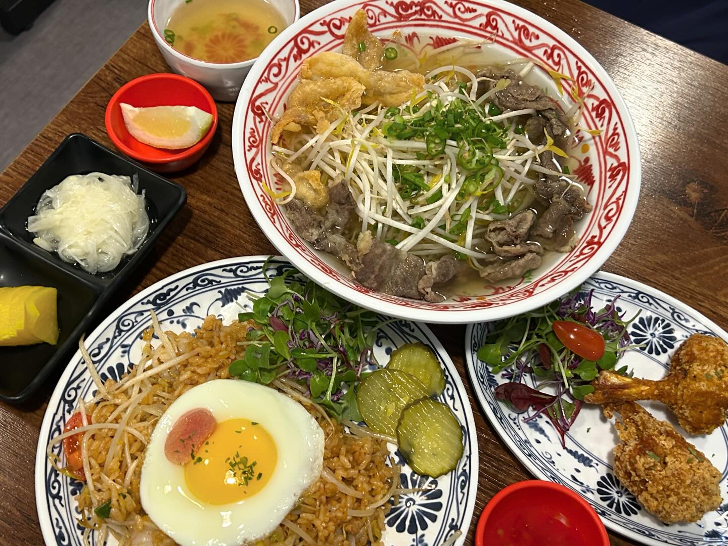 #협찬 #포878 #포878쌀국수 #수유맛집 #수유데이트 #수유쌀국수 #쌀국수맛집 #나시고랭 #나시고랭맛집 #닭튀김 #수유데이트 #수유역맛집 #수유역데이트 #베트남음식 

쌀국수와 나시고랭이 맛있는 수유 맛집
포878😀💜
오랜만에 또 베트남 음식을 먹게 됐는데
깔끔하니 너어무 맛있더라고요〰️〰️❣️

❇️닭껍질소고기쌀국수

깔끔한 국물에 숙주가득 굵은면 쌀국수😉
닭껍질 튀김 조아해서 시켜봤는데 맛나네용
단무지랑 양파도 넉넉히 주셔서 
호로록 순삭했어요✨✨🧡

❇나시고랭
소스 두가지와 넘 잘어울리던 나시고랭 볶음밥!
양도 많고 그저 맛나다아☀️
그리고 음식이 다 빨라서 속도에 놀램🤓

❇️닭튀김

비쥬얼이 신기해요😜 
딱 들고 먹기 좋은데 입가심으로도 딱ㅎㅎ
칠리소스에 찍먹하니 그저 존맛탱ㅋㅋ

아늑한 공간에 맛있는 음식 먹으니 졸립네오😳
그만큼 잘 먹었습니다ㅎㅡㅎ
쌀국수는 포878로 또 방문하러올게요!!