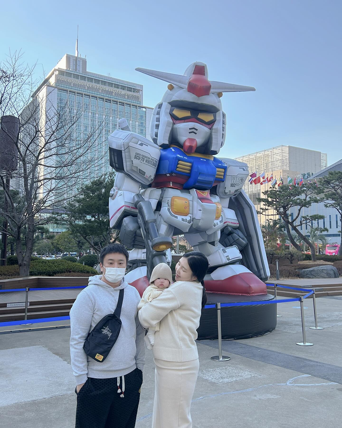 현이랑 함께한 34번째 생일🎂
다들 축하해주셔서 감사합니다🙇🏻‍♀️🤍
동생 덕분에 미역국도 먹고, 늘 기념일마다 꽃과 케익을 챙겨주는 성이가 있어서 행복하게 생일 마무리 하기 ( ⁼̴̤̆◡̶͂⁼̴̤̆ ) 
연말 모두 행복하세요 꺄하