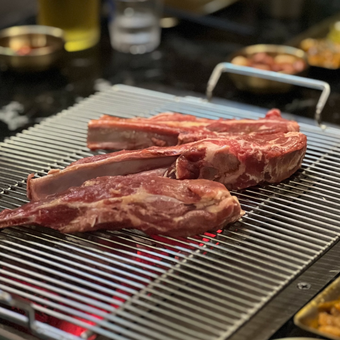 얼마전 다녀 온 양복점! 오픈한지 얼마 되지않아 매장은 깨끗했습니당👻 양고기 잡내도 안나고 퀄리티는 좋은 고기를 사용하는 것 같지만 불이 너무 약해서 고기가 너무 천천히 구워져 맛있는 고기를 맛없게 먹었습니당 ㅠㅠ😱😱

사장님도 친절하시고 서빙하시는 분들도 친절하신데 일단 주방에서 고기가 너무 천천히 나와요 ㅠㅠ 일단 양갈비 시키고 나중에 양꼬치를 추가했는데 20분이 기다려도 안나와서 정말 부득이하게 취소하고 나왔어요….진짜 궁금하긴했는데 다음 약속이 있어서🥹 시그니처인 블랙 꿔바로우도 먹었는데 이건 바싹하니 소스도 매콤하여 일반 꿔바로우 맛과는 다르지만 그래도 특색있게 맛있었어요🫶🏻

고기퀄도 좋고 잡내더 안나지만 불만 더 세게 조절이 되면 더더 맛있게 먹을 수 있어 아쉬웠던 매장입니다🥲

#주말먹부림 #주말데이트 #양꼬치 #양복점 #양갈비 #신당역양꼬치