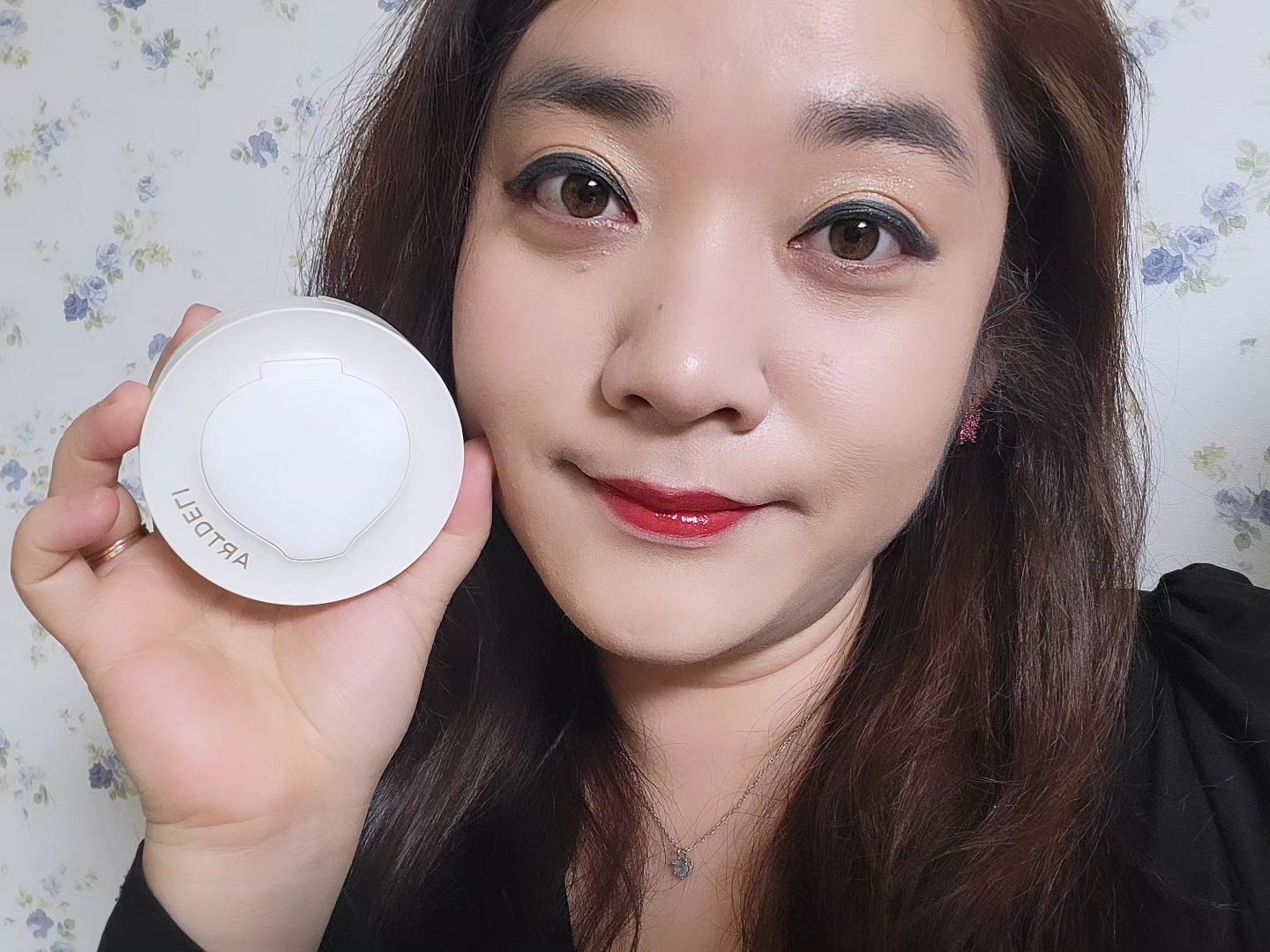 #협찬 #도자기광쿠션 으로 도자기빛 예쁜 피부결 완성!?~ 이렇게 쉬운 방법이 있었다니 ㅎㅎ 고급스러운 매끈한 결광에 반하고 가벼운 밀착력에 한번 더 놀라고 답답하지 않음에 반해버린 #커버쿠션 #커버력좋은쿠션 #촉촉한쿠션 
뽀얀 무결정 아기 피부를 원한다면?! #도자기쿠션 #광채쿠션 #물광쿠션 #썬쿠션 #톤업쿠션 
무결점에 도전한다 ㅋㅋ 매끈한 도자기 커버가 나도 가능하다구! 진짜 도자기 백자의 미세입자인 백토와 카올린이 들어 있어서 발림성이 굿굿굿! 편안하게 예뻐지기 쉬워! #쿠션파데추천 #모공커버쿠션 #다크닝없는쿠션 
한국 소비자 만족지수 1위의 쿠션~ 속까지 촉촉하게 아름다움이 뿜뿜! #수정용쿠션 #안묻어나는쿠션 #결점커버쿠션
artdeli__official peoplenstore