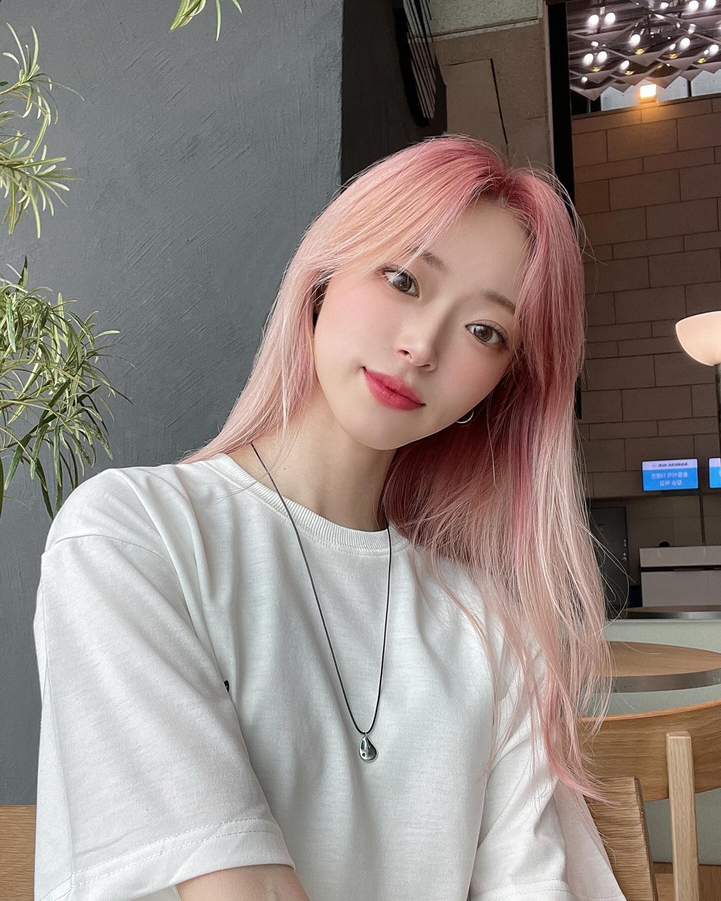 요즘 약간 병약하게 생김. 🌥️

아닌가 진짜 병약한가; 

#셀스타 #얼스타그램 #데일리룩코디 #반신샷 #셀피그램
#염색추천 #염색추천컬러 #탈색모 #핑크머리 #쿨톤메이크업 
#렌즈추천 #원데이렌즈 #오렌즈 #오렌즈비비링