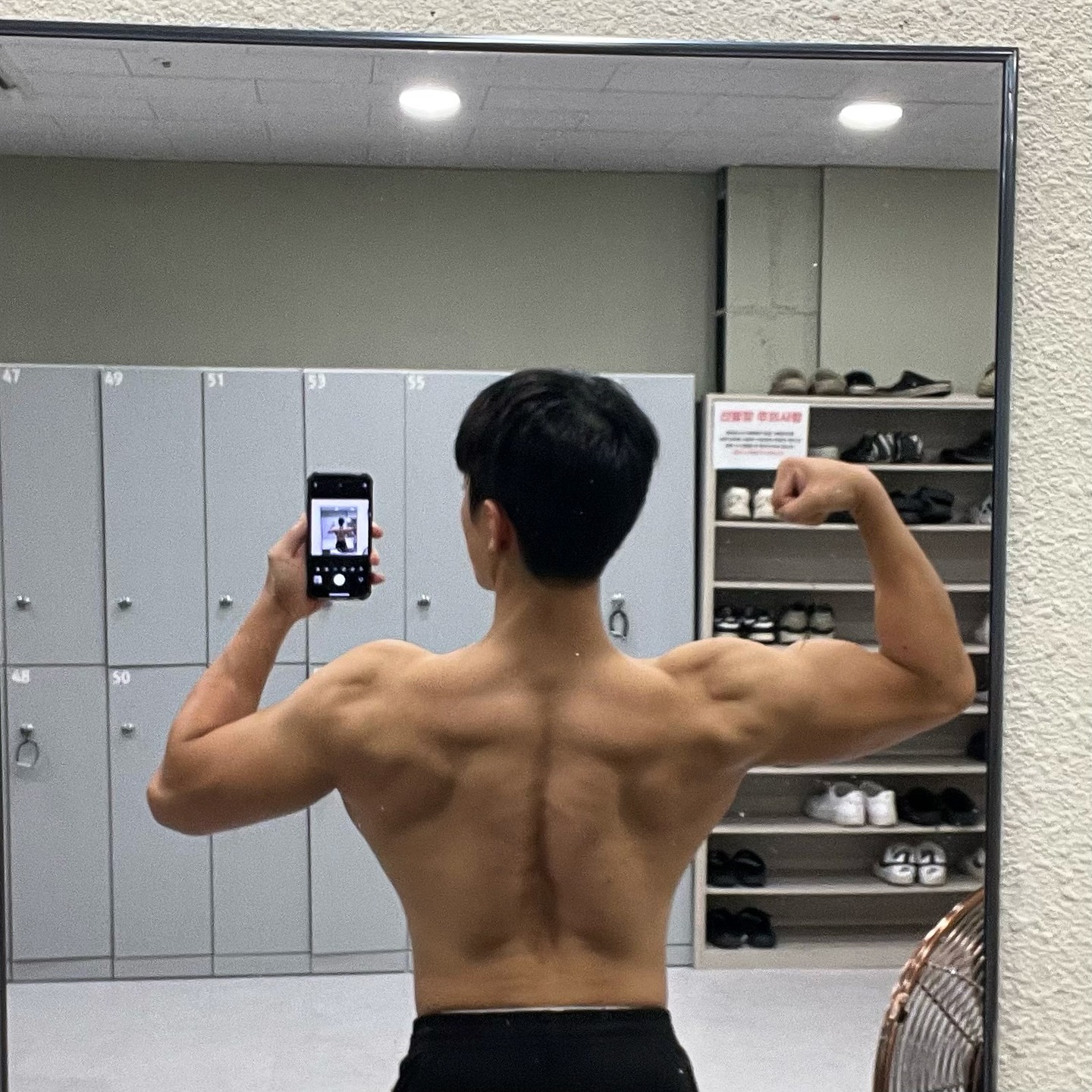 #pullday 

먹어도 먹어도 배고픈 요즘
아차하면 돼지가 될 것 같으니
좀 더 조절해보자🥲

#오운완 #등운동 #바디체크
#운동하는남자 #운동하는여자
#운동하는직장인 #헬스 #헬스타그램
#운스타그램 #바디프로필 #보디빌딩