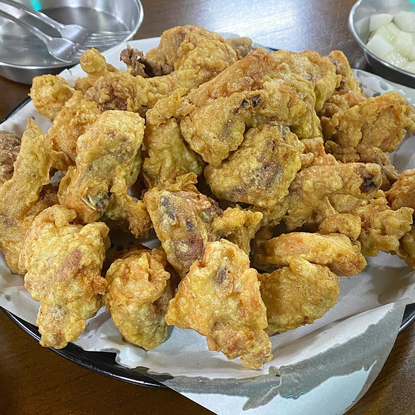 치킨 뜯으러 가기 전 짬내서 올리는 며칠 전에 먹은 양동통닭 ~~ 양동이냐 수일이냐 말이 많지만 처음 먹은게 양동이라 그런가 나에겐 더 익숙한 맛 ,, ㅎㅎ 막 나온 치킨 먹어보면 배달 못시킴 무엇보다 닭발튀김이랑 똥집튀김 주는게 너무 좋다
.
.
.
#양동통닭
#광주치킨맛집
#후라이드 #21,000원
.
#도덕의맛따라멋따라_광주