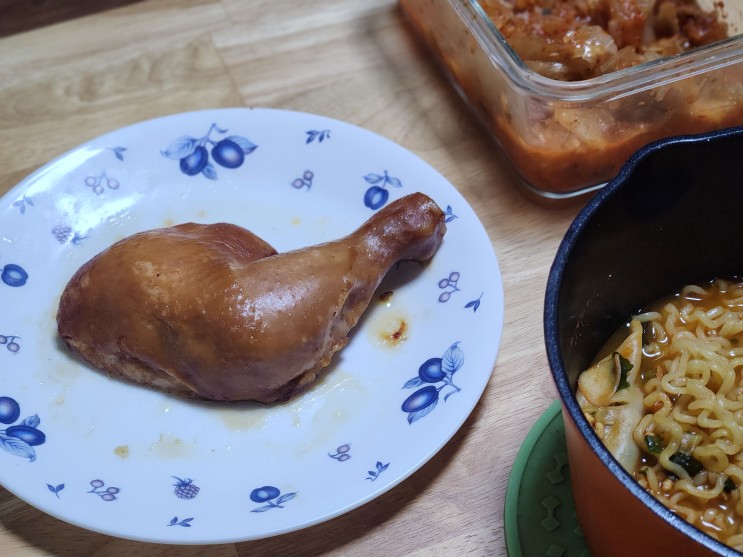 크기가 크고 두툼하여 씹는 맛의 육즙이 풍부한 하림 신상치킨 통닭다리