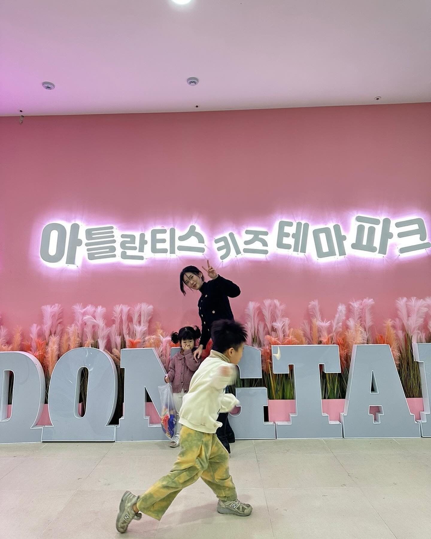 이번주말에는 #동탄아틀란티스 
오백년만에 주말에 쉬는 남편덕분에 간만에 넷이서 키카다녀온날🤭
남편이 있으니까 사진도 찍어주는 사람이 있어서 참조타,,,💚
여긴 입장권으로 시간제한없어서 아주아주 좋은 곳👍🏻
.
.
(feat.  이 날 어떤 분이  저희를 알아봐주시고 남편 팔을 붙잡으시더니
‘잘하셔야해요!!!!!’ 해주셨는데 ,,,,,,, 
그녀의 용기에 뽝수를🤣💛) 
.
#동탄키즈카페 #인간인형뽑기 #남매 #미니특공대