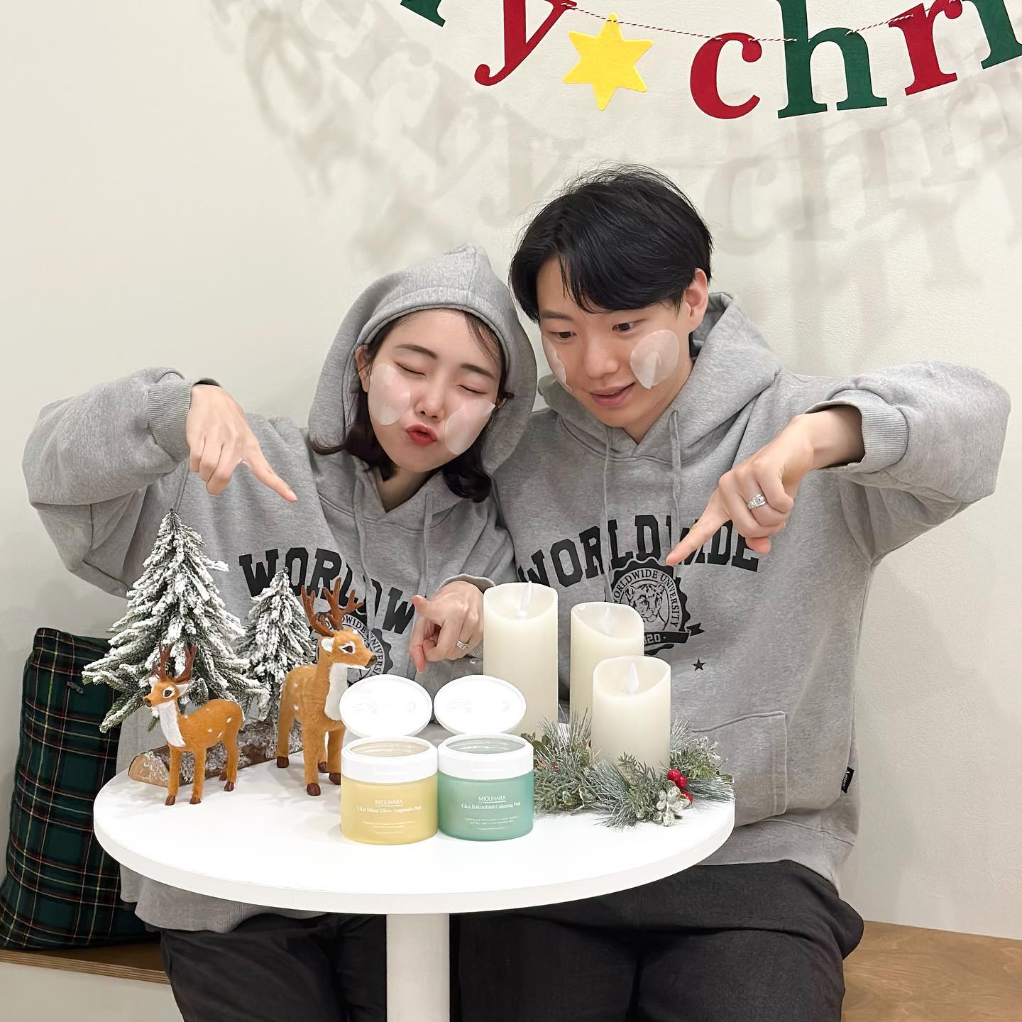 #협찬 miguhara_official 

피부 기초제품도 커플로 하고있으니,,,,, 
근데 좋은걸 우째요?🤷🏻‍♀️
(근데 후니 화장품이 내 화장품 자리를 넘어올롹말롹..) 

💚 #시카바쿠치올카밍패드 
건조함으로 피부가 예민보스…
퀵진정이 필요할 때 자주 손이 가는 시카패드에요
또 피부 쿨링감까지!!! 
꾸준히 아침 저녁으로 이 아이로 피부관리 하는 중~

💛 #바이탈샤인글로우앰플패드
피부의 수분은 채우고 각질과 노폐물은 OUT
뭉친 메이크업에 살짝 문지른 후,
수정메이크업하면 맨들맨들 윤광피부로 완성! 
수분크림 대신으로 매일매일 사용하고 있어요~⭐️ 

두 제품 모두 비건인증, 민감피부 안심 테스트완료
피부에 좋은 성분으로만 이루어져있어서 안심하고
사용할 수 있어요!

뭐든 기초가 제일 중요한 법‼️
#미구하라 #패드추천 #시카패드 #앰플추천 #기초화장품 #피부진정 #수분크림추천