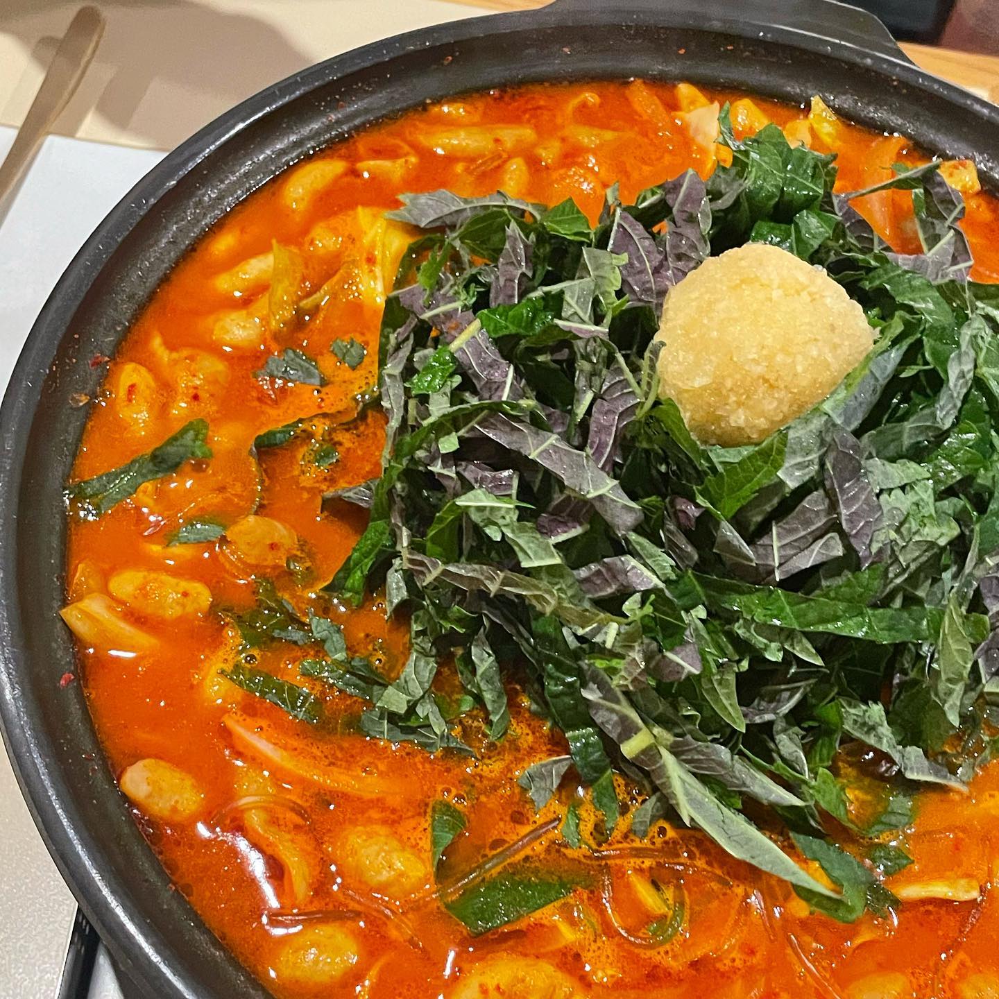 #푸즐_신당 [연해장]
📍중구 다산로 44길 90
📍15:00-22:50

추운날 뜨끈하고 녹진한 국물이 땡길 땐 #곱창전골 ! 

성동고등학교 근처에 위치한 곱창전골집 인데요!
대체적으로 곱창전골집에서 느낄 수 있는 노포분위기가 아닌 깔끔하고 감각적인 인테리어로 분위기까지 갖춘 곳 이랍니다 ◡̈⃝

곱창전골에 깻잎 향이 너-무 잘 어울리고 잡내없이 고-소한 곱창의 맛을 느끼고 왔어요🥹

🍽️ 푸즐픽 Kick 메뉴!
- 감자전 & 묵은지말이 
얇은 감자전과는 달리 채썬 감자를 두툼- 하게 올려서 빠삭하게 구워내 소스와 찍먹! 
묵은지말이는 슴슴하지만 물에 씻어낸 묵은지가 개운해서 곱창전골과 환상의 짝꿍*_* (감자전은 오래 걸리니 첫 주문시 함께 주문하세요!)

4인 방문 시 전골 중짜리에 사이드메뉴 2개 시켜 다양하게 드셔보시길 추천드려요ღ 

테이블 수가 적지는 않지만 식사시간대는 웨이팅이 있는 편이니 테이블링 예약 오픈 후 원격줄서기 고고!

◽️돼지곱창전골 중 3.4
◽️감자전 1.6
◽️묵은지말이 0.6
◽️묵은지 곱창 볶음밥 1.0