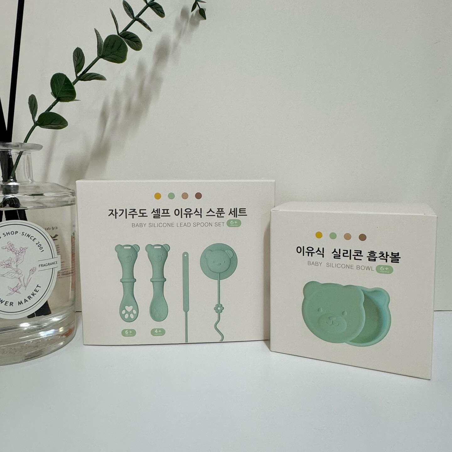 #제품협찬——— sobemom_official 

테이블에 촥! 붙어서 아이의 힘으로는 떨어지지 않는 흡착볼!
간식 뚜껑으로 아이가 간식을 스스로 먹을 수 있고 
뒤집어도 과자가 쏟아지지 않아서 너무 좋았어요!

자기주도 스푼! 찍곰먹곰을 사용하여 스스로 먹는법을 열심히 연습하고 
실리콘 스트랩과 흡착 패드로 스푼이 떨어져도 더러워질 걱정no!
스푼을 던지는 아기가 있다면 꼭 사용해보셨으면 좋겠어요! 
소베맘 흡착볼과 자기주도 스푼으로 육아의 삶이 한층 더 올라 갔다!!🥳🥳

🐻 소베맘 냠냠흡착볼 🐻
✨다양하게 활용 가능한 두 가지 뚜껑 곰돌이 뚜껑으로 세균 번식 걱정 없이 보관이 가능합니다.✨

•볼에 딱 맞는 간식 뚜껑으로 엎어질 걱정 없이 간식을 빼 먹으며 
  소근육 발달에도 도움을 줄 수 있습니다.

• 호기심을 자극하는 귀여운 디자인과 컬러
-다채로운 색깔과 귀여운 곰돌이 모양으로 쫑긋한 귀는 손잡이로도 사용 가능
옆면에도 귀여운 곰돌이 모양이 들어가 있습니다.

• 안쪽에서 한 번, 바깥쪽에서 한 번 이중 흡착판으로 엎어질 걱정 없이 안전한 식사가 가능합니다.
-바닥에 흡착팁이 있어 쉽게 분리할 수 있습니다.

•프리미엄 플래티넘 실리콘
-아이가 물고 빨고 하는 용품인 만큼 인증된 플래티넘 실리콘 소재로 만들어졌습니다.
-반영구적으로 사용 가능하며 스팀세척, 식기세척기, 전자레인지, 냉동• 냉장이 사용이 가능합니다.
-환경호르몬, 알러지 반응 걱정 없이 사용 가능합니다.

•컴팩트한 사이즈로 휴대가 용이하여 외출 시 가방에 넣어다기니 편리합니다.
[아이플레이트 자기주도 찍곰먹곰스푼 세트]

✨엄마와 아이를 생각한 구성품 설계✨
- 자기주도 이유식 중에 스푼을 떨어트리는 아이들을 위해 준비한 실리콘 스트랩과 흡착패드도 포함되어 있습니다.
- 실리콘 스트랩의 다양한 활용을 위해 쪽쪽이 클립도 포함되어 있습니다.

🩷 4월29일 오전 11시 네이버 라이브쇼핑에서 런칭예정이며 런칭특가로 판매예정입니다!!🩷

❤︎𝙩𝙝𝙖𝙣𝙠 𝙮𝙤𝙪❤︎ sobemom_official 

#소베맘 #소베맘이유식기 #찍곰먹공스푼 #아이플레이트 #냠냠흡착볼 #소베맘흡착볼 #소베맘식기볼 #소베맘간식볼 #육아템 #육아템추천 #이유식준비 #이유식준비물 #자기주도이유식 #맘마존 #아기수저 #흡착볼 #식기볼
