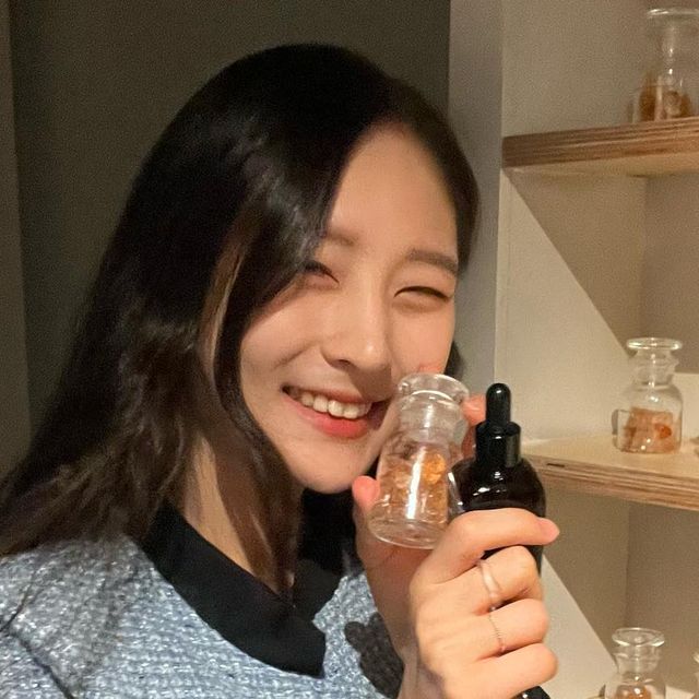 장혜주 on Instagram: "편안한 분위기에서 직접 내 취향대로 만든 향수🧸 강남 신논현 데이트 코스로 최고인듯🎨 한시간 반 완전 순삭 향이 다 좋아서 고르기 힘들었고 딱 내 취향에 맞는 향수