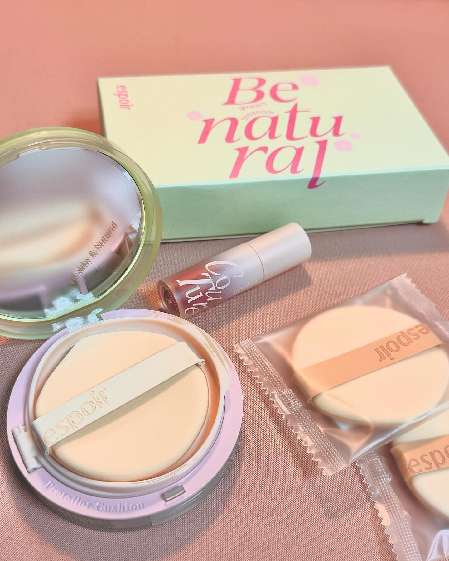 #제품제공 espoir_makeup 

베이스하면 #에스쁘아 의 대표템 #비내추럴쿠션 이 떠오르죠!
아직 너무너무 춥지만, 그래도 이 추위만 지나면 성큼 다가올
봄맞이 쿠션이 에스쁘아에서 초록초록 패키지를 입고 나왔습니다🌱

저는 처음 써봤는데 정말 얇게 밀착되는 느낌이면서+
하이라이터를 안 해도 반질반질한 광이 광대에 예쁘게 올라와서
‘어! 이거 뭐지!’했어요🫣

그린 컬러 케이스에 #미지근핑크 로 유명한 #세레나데 틴트까지 
패키지로 주는 프로모션, 1/29까지 네이버에서 진행되니까
놓치지 마세요💚🩷

#에스쁘아 #비내추럴쿠션 #비내추럴그린블라썸 #예쁜결잡아주는쿠션 #잡티도예뻐보이는쿠션 #반질광쿠션 #쌩얼쿠션 #자연광쿠션 #싱글즈 #인품사