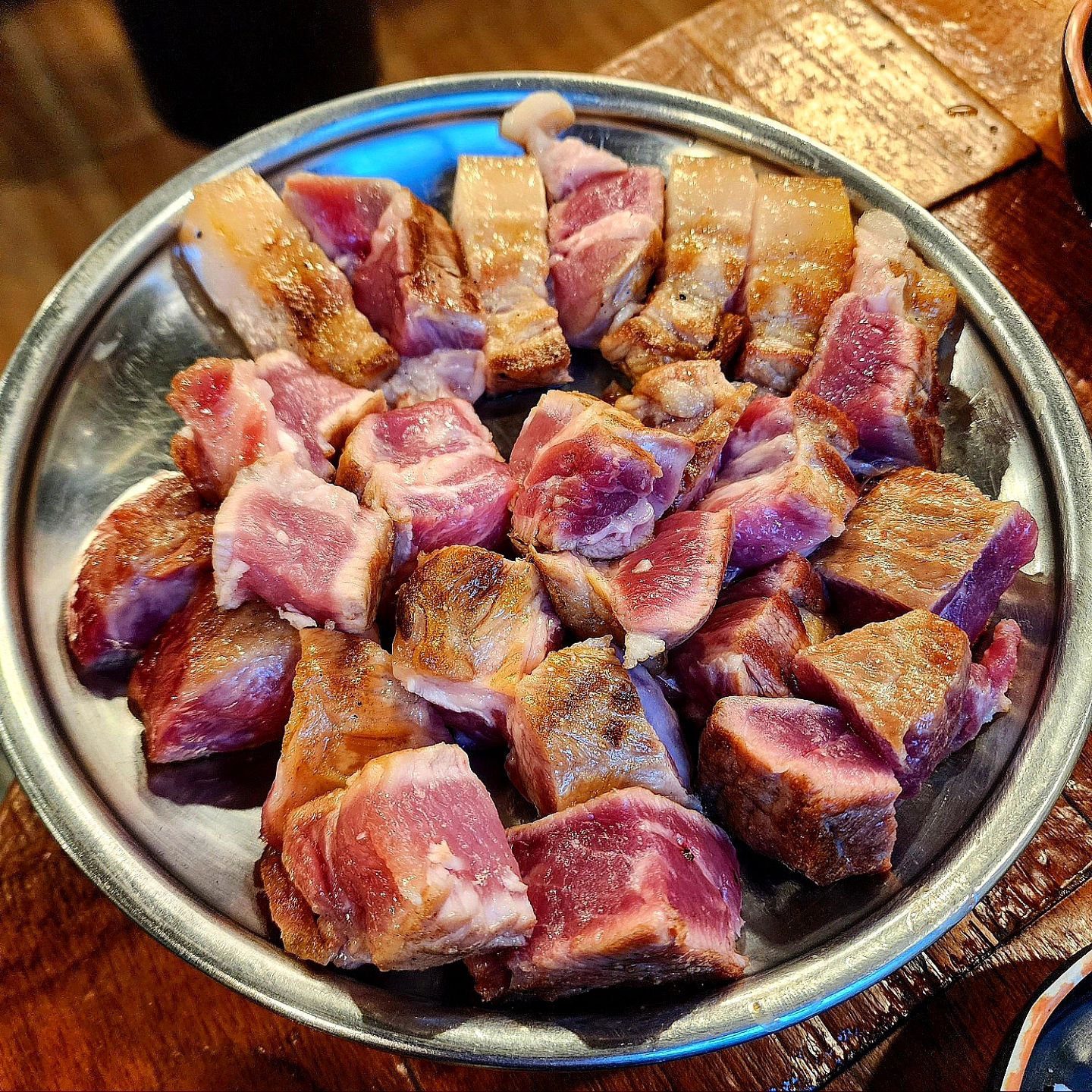 📌 #협찬 수색역 고기맛집 강화통통생고기 수색점

30년 전통으로 지금까지 유지중인곳!!
가게 이름처럼 통통~한 생고기가 맛집인증을 해준다
사장님께서 직접 초벌로 한번 구워주시고 손님에게 나가는 시스템✨️
덕분에 오래 굽지않아도 되고 더욱 맛있게 구워진 고기들🥩
육즙 가득 고기들과 껍데기 또한 두툼하고 쫄깃한게 너무 맛있어용👍
체인점으로 다양한곳에 있으니 가까운곳에 있다면 방문해보기!!

📍숙성 삼겹살
📍숙성 꽃목살
📍얼큰 고추장찌개
📍껍데기

🚩서울 은평구 은평터널로 64 제상가동 제1층 제4호, 5호
🔎영업정보
연중무휴 11:00 ~ 23:00
라스트 오더 22:00

#수색역 #수색역맛집 #수색역고기집 #강화통통생고기 #강화통통생고기수색점 #숙성삼겹살 #숙성꽃목살 #껍데기맛집 #초벌구이 #맞팔 #선팔 #먹팔 #고기맛집
