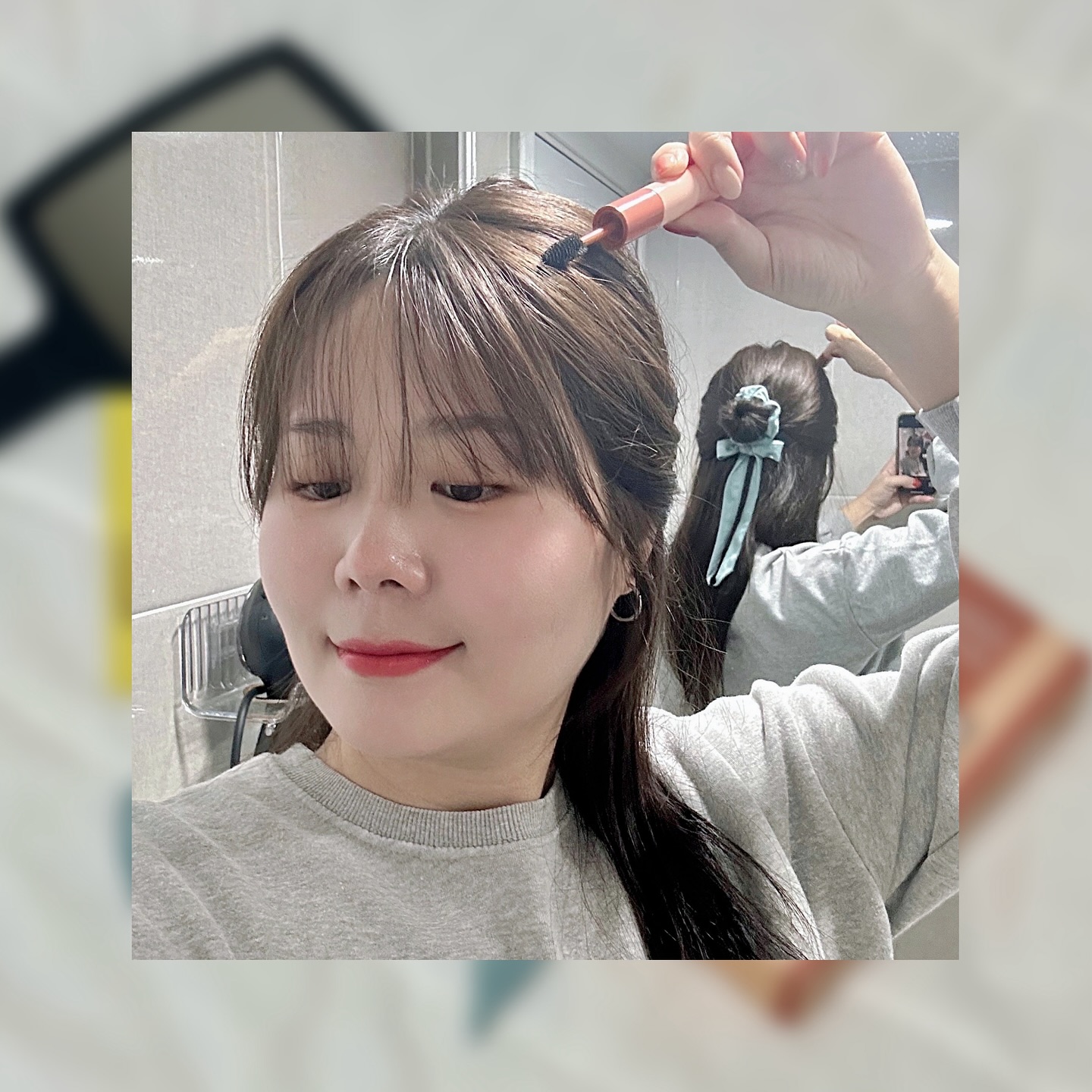 #광고 #오늘의후기
#나르카 #하드픽스헤어마스카라 

곱슬머리의 비애 중 하나가
계속해서 올라오는 부시시한
돼지꼬리같은 잔머리잖아요..

꼬리빗과 헤어스프레이,
드라이기, 고데기로 아무리 드라이를 잘해도
외출하고나면 언제 그랬냐는 듯
뿅~하고 솟아나있는 잔머리때문에
헤어마스카라를 항상 가지고 다니고있어요!

여러가지 제품을 사용해봤지만
너무 딱딱해지거나, 떡지지도 않으면서
허옇게 변하지도 않고, 고정력은 굉장히 좋은
듀얼타입 헤어 마스카라의 원조
“나르카 헤어마스카라”에 정착했는데요🫶🏻

중요한 약속이 있거나 사진 찍을 일이 있을 때
가방에서 꺼내서 통통한 브러쉬로 쓱- 쓱- 쓸어주면
잔디같던 잔머리를 완전 말끔하게 정리해줄 수 있고
4중 콤보 꼬리빗 브러쉬로 샥- 샥- 지나가주면
앞머리나 애교머리도 다양하게 스타일링 할 수 있어서
진짜로 너무 싑고 간편하더라구요!

듀얼타입 브러쉬라서 활용도가 진짜 높고
원하는 부위에만 빠르게 터치할 수 있어서
파우치 필수템으로 완전 정착♥️
 
나르카 헤어마스카라는
하입핏=노란색, 하드픽스=분홍색
두 가지 타입으로 나누어져 있는데요,
얇은 모발 + 자연스러운 스타일을 원한다면 ‘하입핏’
굵은 모발 + 딱 붙는 픽싱력을 원한다면 ‘하드픽스’로
선택하시면 되고,
저는 굵은 모발에 곱슬이라 하드픽스 사용중이에요!

11월 한 달동안 올영픽으로 만나볼 수 있다는 소식🙌🏻
✔️24,500원 -> 21,800원 11%할인에
✔️소프티 리본 스크런치 랜덤 증정까지!!
스크러치 컬러가 하입핏이랑 하드픽스랑 구성이 아예 달라서
2종을 구입해도 겹칠 일이 없어서 좋았고
가을가을한 색에 벨벳 원단이라 FW에 활용하기 진짜 좋겠더라구요👍🏻

게다기 11월 올영픽 기념으로
나르카 베스트셀러인 헤어마스카라와 더불어 헤어밀크도
올리브영 한정 기획세트와 최대 할인가로 만나볼 수 있으니
이번 기회에 득템해보세요😘

 
#올리브영헤어마스카라 #나르카헤어마스카라 #잔머리스타일링 #올영추천템 #올영픽 #올영세일 #가을잔머리스타일링 #꾸안꾸스타일 #가을헤어스타일링