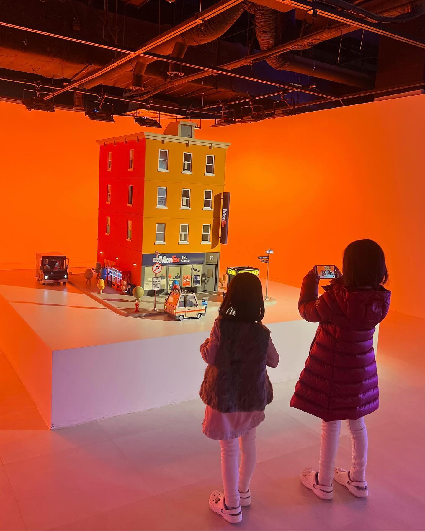<Sticky Monster Lab : Still Life>展

기간 : 23.09.21-24.01.07
장소 : 그라운드시소 성수

스티키 몬스터 랩(SML)은 대한민국의 디자인스튜디오로, 최림, 부창조, 강인애를 중심으로 활동하는 아티스트 그룹이다. 장르의 경계가 없는 작업방식으로 ‘몬스터 Monster’의 세계관을 확장하였다. 

<스티키몬스터랩: 스틸라이프> 전시는 13개의 공간으로 구성되어있는데, 몬스터들이 살고있는 도시인 M-city속, 아침부터 밤까지의 여정 속, 일상의 순간들을 100여점의 작품들에 담았다. 우리의 일상을 보여주는 몬스터들의 모습을 보며 공감과 위로를 받을 수 있다. 

나는 두번 본 전시^^ 가을에 남편과 성수동에 놀러간김에 봤던 전시인데, 한작품 한작품 디테일이 우수하고, 장면이 위트있고, 현실고증이 제대로 되어 피식피식 웃으며 봤었다. 몬스터들의 티비며, 전광판이며, 엘리베이터며 모두 작동이 되는것들도 신기하고 귀여웠다. 입장시 M-city의 동전을 주는데, 들어가 뽑기를 할 수 있다. 뽑기로 나오는 조그만 오브제들은 몬스터들의 얼굴이 새겨져있는것들이 있어서 꽤 귀엽다. 

전시다녀온날 아이들에게 사진과 뽑기도 보여주고, 아트샵에서 사온 포스터도 우리집 다이닝룸에 걸다보니 본인들도 가고싶다고 몇날몇일을 졸라서 어제 또 다녀옴😇
사실 생각해보니 완벽하게 첫애 유니의 취향저격 전시였다. 유니는 귀여워 백번은 외치며 감상했고, 본인 폰에 담고 기억하려 바쁘셨다. 둘째나니는 반은 뽑기때매 간거고...😂 중간에 몇편의 애니메이션도 감상할 수 있는데 아이들이 좋아했다. 한 작품정도가 살짝 잔인한건 주의ㅎ 

나는 두번봐도 디테일에 놀랐고, 귀여웠고ㅎ 아이들은 귀여운 인형들이 지구와 비슷한 다른 행성에 살고있는거 같다며 좋아했다. 결국 아트샵에서 인형 하나씩 품에 안고 마무리 한날😂❤️

#스티키몬스터랩 #스틸라이프 #sml #서울전시회 #아이와전시 #백희