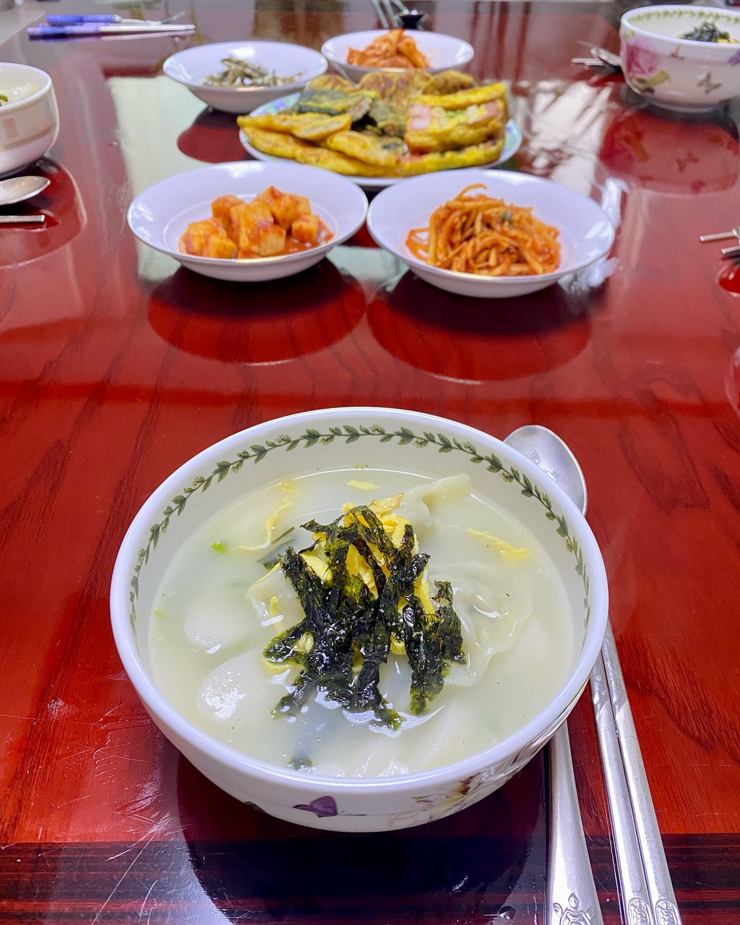 시어머니 없는 명절상차림
너무 간촐하다….
형님과 아주버님이 끓여준 떡국!
맛있게 잘 먹었습니다
새해 복 많이받으세요

#떡국 #설날 #맛스타그램
#새해복많이받으세요