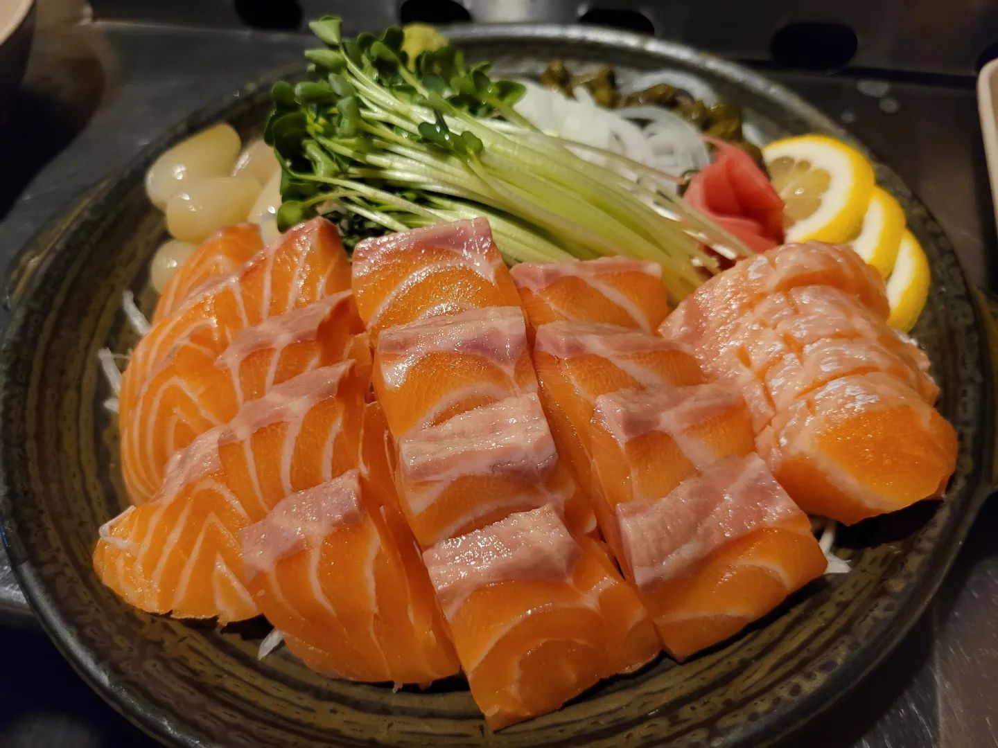 #협찬 #낭만옵빠

신사역에 있는 가성비 좋고 포차느낌 제대로 나는 오뎅맛집 낭만옵빠

저 탱글탱글한 노르웨이에서 비행기 타고 온 생연어는 단돈 28,000
그만큼 정성이 들어갔기에 하루에 딱 4접시만 판다고하네요!

테이블앞에 마치 포장마차를 연상시키듯 오뎅바가 있는데 모듬오뎅세트 15,000원을 시키면 오뎅바에 오뎅을 넣고 끓여먹으며 국물도 맘껏 먹을 수 있다.

소주안주로 참을수 없는 이 메뉴 구성과 비주얼 무엇이죠?

어묵은 특히 부산에서 직접 공수한 부산미도어묵으로 밀가루함량이 적어서 술마실때 칼로리걱정도 덜어준다는 장점!

문어다리랑 골뱅이쫄면도 팔던데 넘나 먹어보고싶었던것!!!

📍서울 강남구 강남대로 156길 13
⏰ 월-금 18:00~24:00
  토 18:00~23:00
  일요일 휴무

nangman_sinsa

#가로수길술집 #신사술집
#맛스타그램 #소통 #좋아요
#먹스타그램