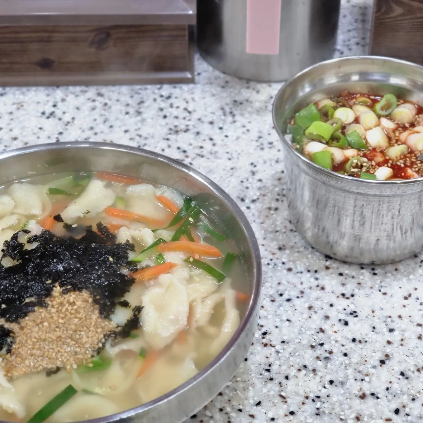 🫶

서문시장하면 칼국수, 수제비!
비 오는 날 수제비에 칼국수라 너무 좋았던 메뉴.

서문시장 2지구지하상가에 위치한 엄마칼국수!
고추도 청양, 아삭이고추 2가지로 준비되어 있었고
깍두기가 조금 신기했어요.

바지락칼국수 국물은 시원-했고 수제비는 담백한 국물이라 깔끔하더라구요!
간을 쎄게하지않아서 취향에 맞게 양념장으로 조절가능해요.

서문시장가면 국수먹으러 가기-!🫶

#서문시장지하1층맛집 #서문시장칼국수맛집 #서문시장수제비맛집