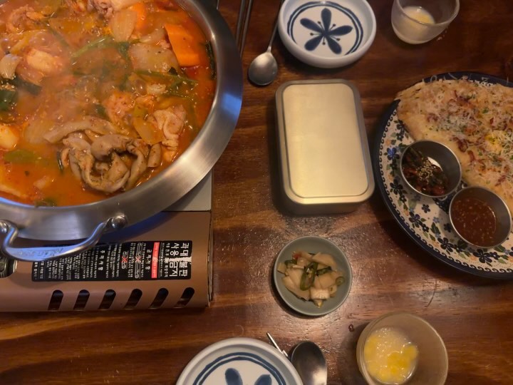 #협찬 #리뷰노트 
발산에서 신선한 재료들로 깊은 국물맛을 자랑하는 술집 연남주막 다녀왔어요!

📍연남주막
서울 강서구 마곡중앙6로 70 매그넘797 1층 110호
⏰일-목 16:00-01:30(금-토 02:30)
📞0507-1371-5041

✔️압력솥 곱도리탕
🥘그냥 싸구려 안주가 아닌 압력솥으로 만든 곱도리탕이라 양념도 너무 잘배어있고 곱창은 야들야들 입에서 녹아서 사라져요! 닭도 촉촉하니 양도 푸짐하고 완전 강추하는 메뉴👍
✔️감자채전
🥔안그래도 바삭하니 맛있는데 베이컨과 치즈로 한층더 풍미를 올린 전은 정말 취향저격❤️
✔️꿀복숭아 막걸리
🍑복숭아가 올라가있어 한층 더 맛있는 꿀복숭아 막걸리!

매장도 넓고 테이블도 많아요
감성적인 인테리어에 깔끔하고 차분한 분위기가 음식의 격을 한층 높여주는 맛집 연남주막 추천합니다❣️

#발산맛집 #발산술집 #발산포차 #발산전집 #발산역맛집 #발산역술집 #발산역포차