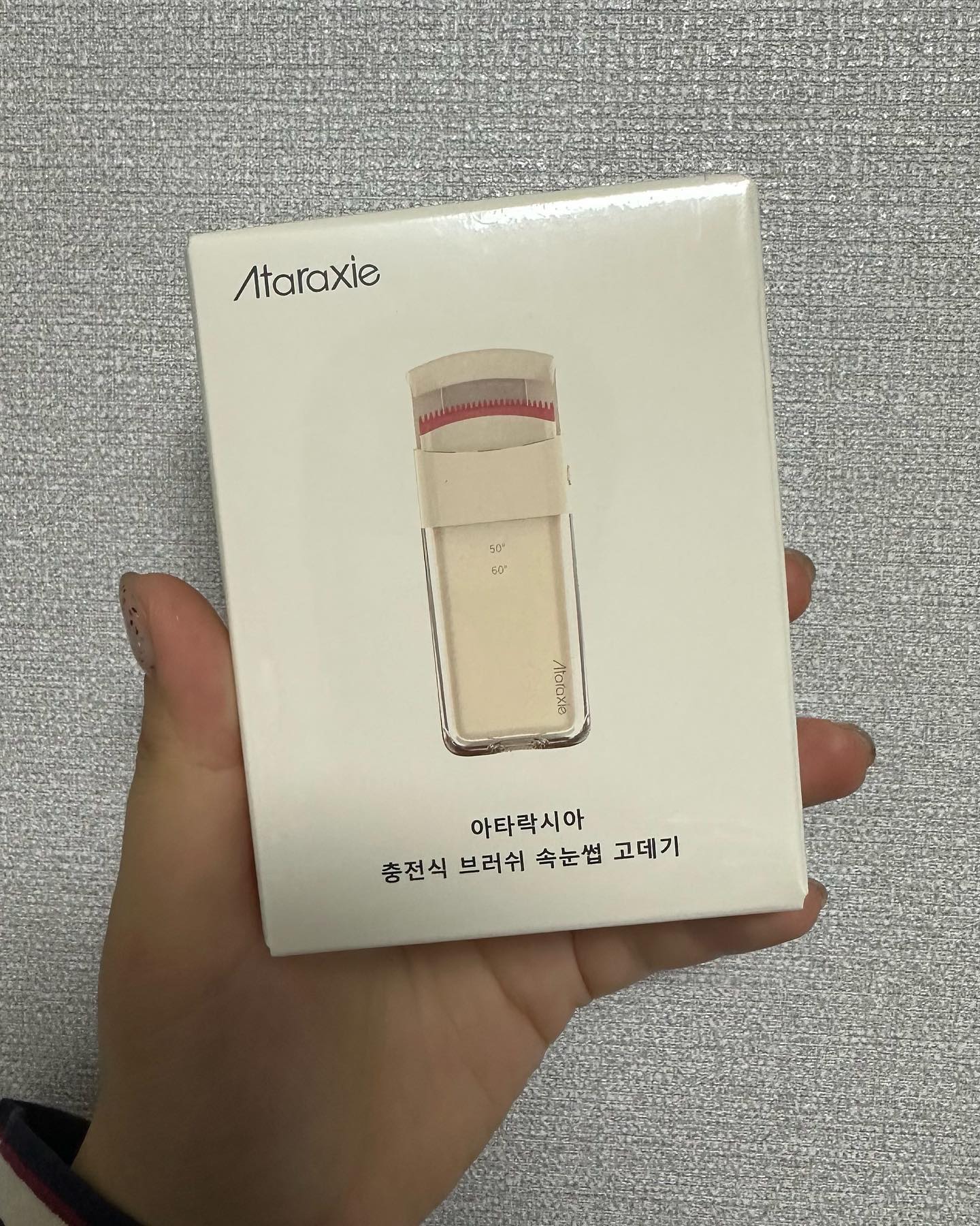 #협찬

👀 속눈썹 고데기 👀

속눈썹빠짝 올리기에 진심인데, 이거 갱장하다...ㅇㅇ
평소에 뷰러쓸때는 뭔가 시원찮게 올라가서 처음으로 충전식 뷰러를 사용해봤는데, 
내 생각보다 더 잘 올라가는 속눈썹고데기!
사용방법도 간단하고, 컴팩트한 크기라 휴대하기도 좋다 ㅎㅎ

#아타락시아 #충전식브러쉬 #속눈썹고데기 #히팅뷰러 #휴대용뷰러