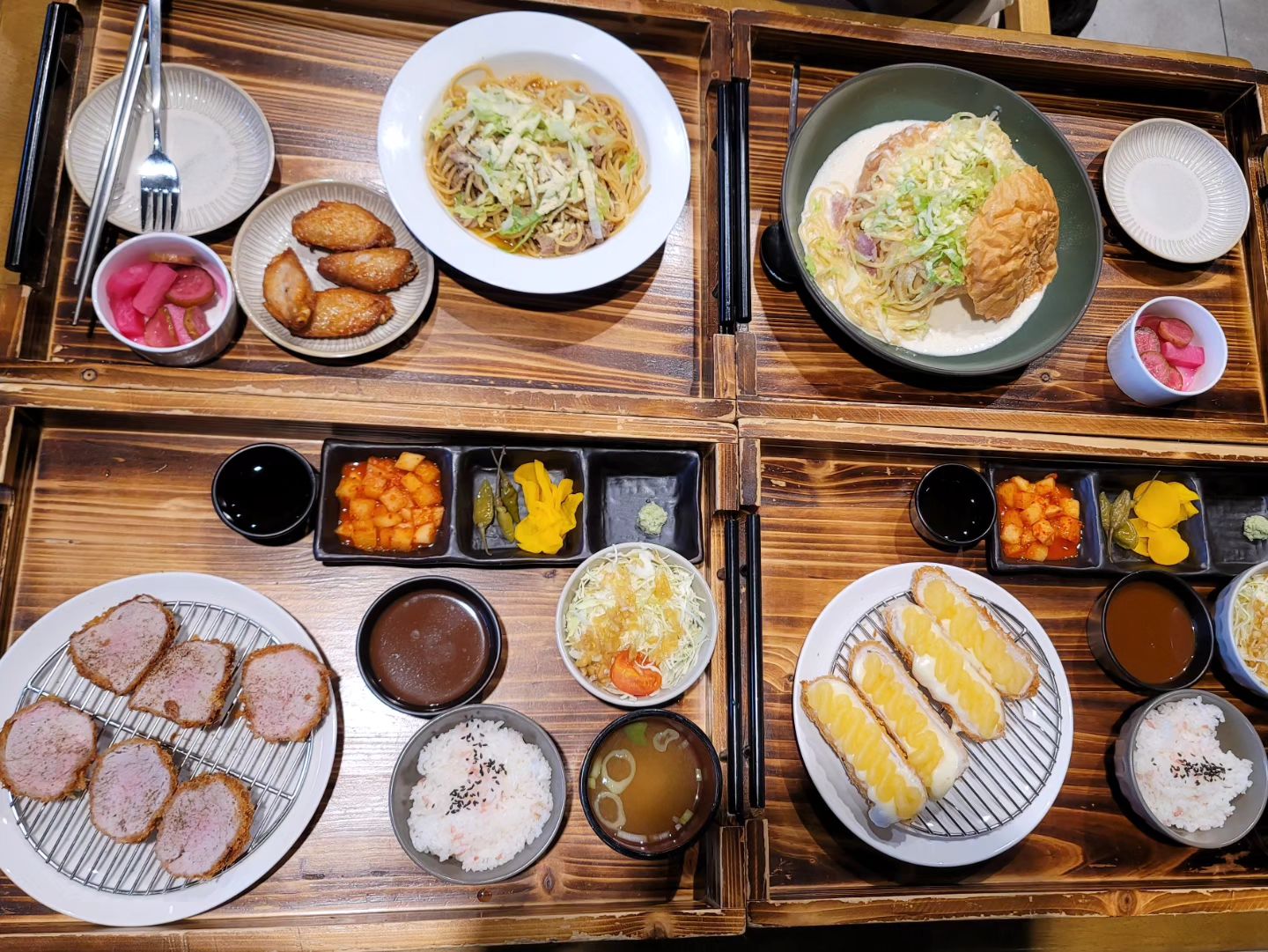 #숲속의오븐 

여주 아울렛에서 5-10분 정도 거리에 있는 숲속의 오븐~
​
매장에 들어서면 따스하고, 힐링되는 기분이예요. 
분위기도 좋고, 맛도 좋아서 여러분께도 소개해드리겠습니다~
​
저희가 주문한 고구마치즈돈가스, 안심돈가스, 우삼겹 오일 파스타, 빠네 크림파스타, 버팔로봉, 버팔로윙,,, 정말 다 맛있엇어요!!!

음식 하나 하나 정성스럽게 담겨 나오는데, 
조명아래 사진도 넘 이쁘게 잘나와서 좋더라구요. ^^
눈으로 먹고, 입으로도 먹고~~

​가족 모두 맛있게 잘 먹어서 넘 좋았어요. 
가족외식으로 숲속의 오븐 추천드려요~~

가격도 착하고, 맛도 있고, 
양도 푸짐한 숲속의 오븐!! 
맘에 들어요. ^^

✅️ 숲속의 오븐 (여주 아울렛 근처)

주소: 경기 여주시 여주남로 320 1층
영업시간: 10:00 - 20:00 
  19:30 (라스트오더)
 매주 금요일 정기휴무
연락처: 0507-1367-4919

forest._.oven

#가족외식 #여주아울렛근처 #여주프리미엄아울렛맛집 #여주아울렛맛집 #여주아울렛근처맛집 #여주맛집 #여주가족외식