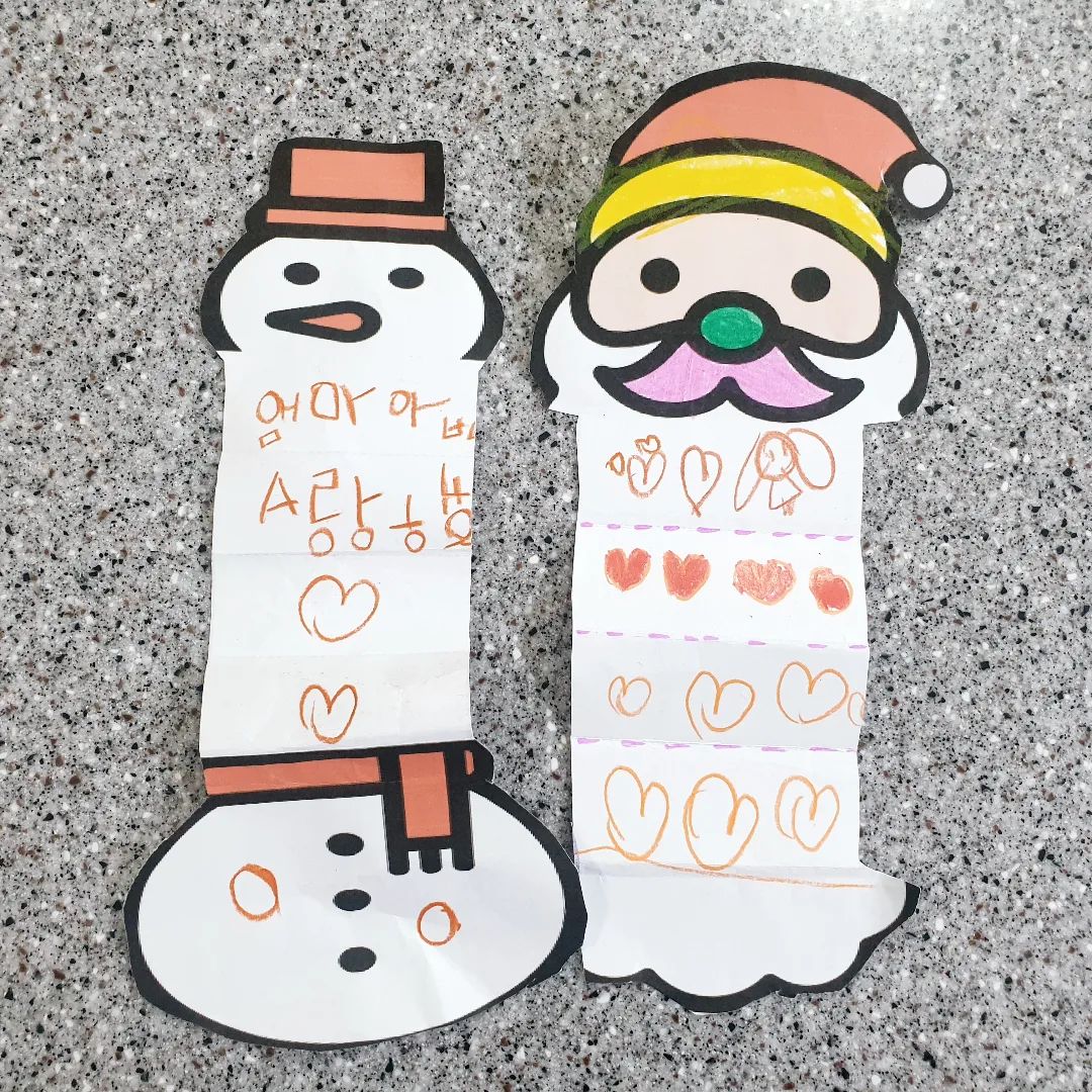 ㆍ
아웅 귀여워 😍
냉장고에 딱 붙여놨더니
유나아빠도 왔다갔다하며 슬쩍슬쩍 보고는
"아바라고 해놨네~" 라며 🤣🤣🤣
 
너무 기특하고 이뻐 우리딸 ☺
 
아침에 일어나서는 냉장고앞에가서
손가락으로 콕콕 찝으며
"엄마 아빠 사랑해요~"라고 하는데
심장이 터진다 터져 ☺
 
 
 
#엄마아빠사랑해요
#5살딸편지 #57개월인생 #또박또박 #한글쓰기