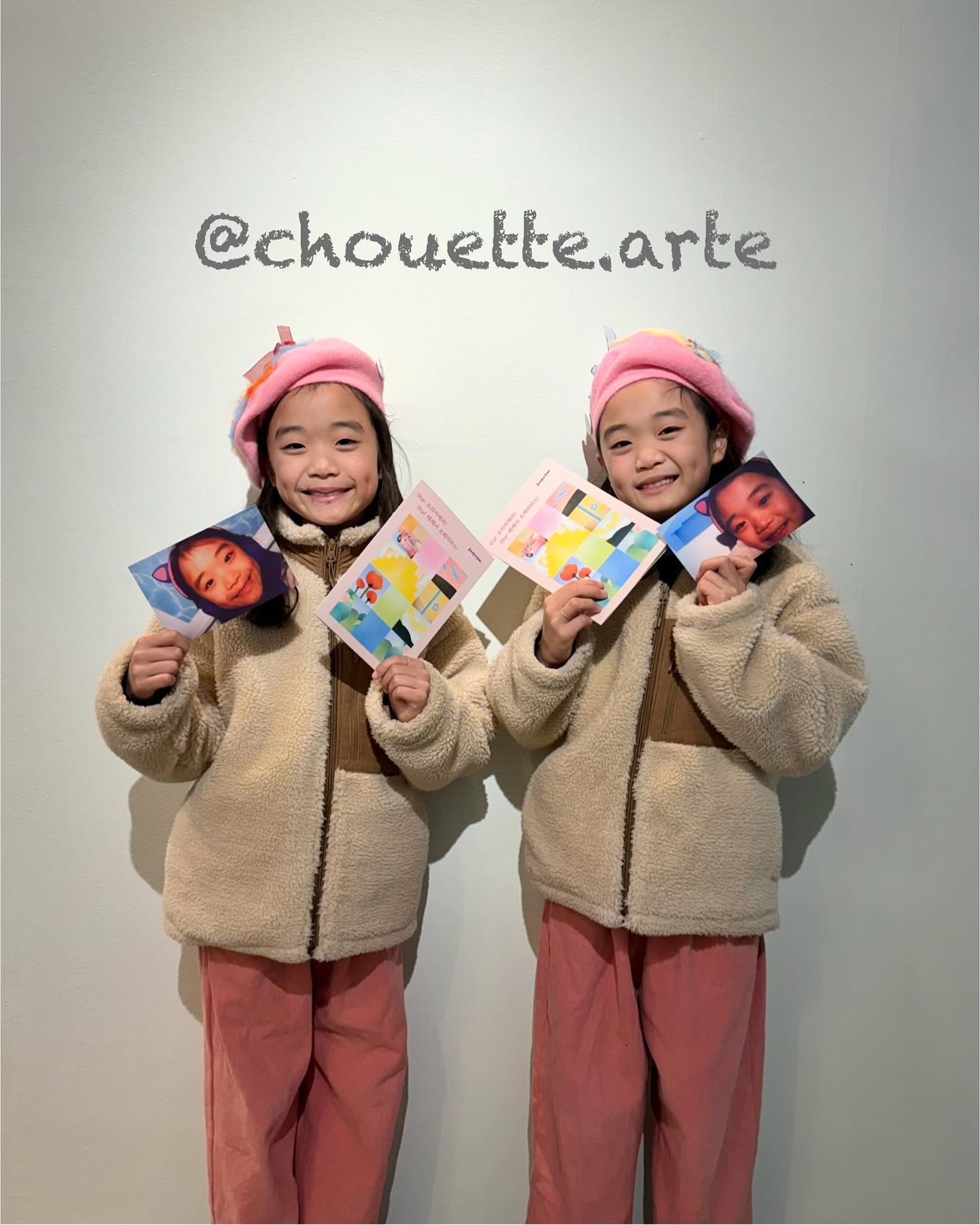#율둥이❤️ #미술전시 
얼마전 다녀온 테레사 프레이타스 전시회! 
단순 전사 관람이 아닌 #슈에뜨아르떼 와 
미술 수업 도슨트를 하고 왔지용~ 

셀카 사진도 챙기구~ 
예쁜 베레모까지 만들고 왔지용~ 

진짜 늘 할때마다 만족도가 너무나도 높은
슈에뜨아르떼의 미술수업이에요👍

🎨 슈에뜨아르떼 미술 수업은 
부산에서 처음으로 오픈한 미술교육 프로그램 이에요! 

솔직히 요런 전시회 도슨트 미술 수업은 ㅠㅠ
서울지역은 참 많은데 부산엔 거의 없어요..
그래서 율둥도 방학때는 원정가서 수업 참여 하고 오거나 하는데 

부산에서도 요렇게 수업을 진행 할 수 있어 너무 행복~~

🎨 슈에뜨아르떼의 미술수업은

100분동안 선생님과 아이들만 전시관람 소규모 수업을 진행해서
아이들에게는 자립심까지 심어 줄 있어요!

그리고 단순 전시 관람과 설명이 아닌 
아이들이 주체가 되어 참여 하는 수업 방식으로
작품 주제에 맞는 활동, 만들기 수업 등이 이루어지고 

수업 후에는
아이들이 어떤 관람과 수업을 했는지
부모님들께 브리핑까지 해주신답니다!

아이들끼리 수업 보내고 나면 뭘했나 하고 참 궁금한데 
아이들 활동 사진도 어찌나 꼼꼼하게 찍어서 보내주시는지

수업 할때마다 진짜 감동이랍니다

다른 수업은 이어폰이니 이것저것 챙겨갈거리도 참 많은데
슈에뜨아르떼는 진짜 몸만 가면 
미술 주제에 맞게 센스있는 간식까지 챙겨주시니 

주제가 바뀔때마다 꼭 참여 하게 되는거 같아요~

부산 친구들!! 
특별한 미술활동을 하고 싶은 친구들!!

슈에뜨아르떼와 함께
기억에 남는 재미난 미술 활동을 해보아요!

네이버 "슈에뜨아르떼" 라고 검색하면
현재 이루어지고 있는 프로그램을 예약하 실 수 있답니다!!

지금은 "테레사프레이타스" 부산 전시전을 진행중!

테레사 프레이타스만의 
환상적인 파스텔 그림을 감상하러
슈에뜨아르떼와 함께 해보아요! 

참! 아이들 수업 결제시
부모님들 입장료는 할인 받아 입장도 가능하답니다~
.
.
🏷️ chouette.arte 
.
.
.
#부산키즈클래스 #부산미술수업 #부산전시회
#부산아이와가볼만한곳  #부산아이랑가볼만한곳 
#부산아이랑 #부산체험 #부산미술학원 #부산원데이클래스 
#부산키즈체험 #부산키즈원데이클래스