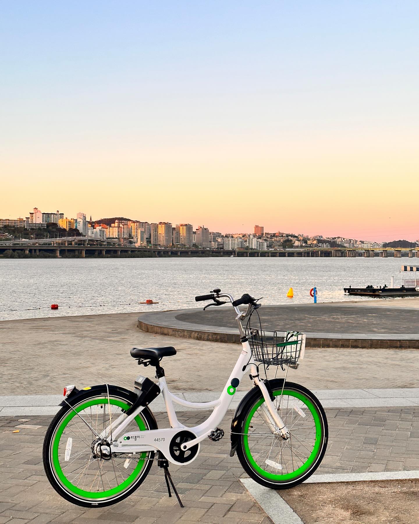 Unfiltered #seoul today..|

Catching sunset has always been my favorite, as for every sun that goes down, it promises a new beginning. #lifegoeson 

Glad that I went out despite a rough week and get a glimpse of the #goldenhour with Seoul’s best views 🌆 renting a bike is also made easy with #따릉이 with easy access in English for foreigners, and it cost only 1,000 won/hour. You just need to download the Ttareungi app and use it.
#2023gsm #VisitSeoul #Autumn #SeoulTravel