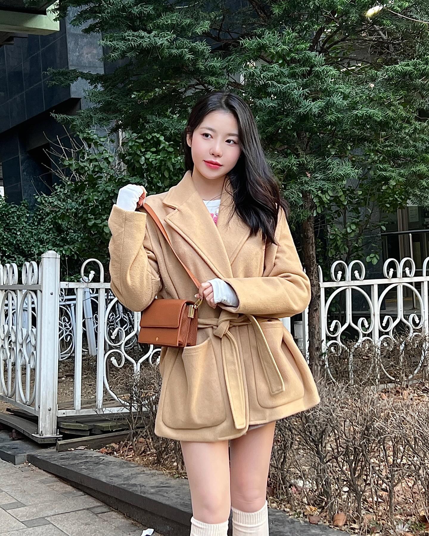 #협찬 hoze_official 

클래식한 매력으로 꾸준한 사랑을 받고 있는 HOZE의 스테디셀러 WISE의 미니 버전🤎
컴팩트한 사이즈로 가볍게 들 수 있으며, 아코디언 쉐입으로 분리 수납이 용이해요! 
내부가 넓어서 핸드폰,지갑,화장품 다 들어가요!(・о・)
추가 스트랩을 연결해 크로스 바디로 착장 가능하여 :)
다양한 스타일을 연출할 수 있습니당!🤍
HOZE 공식 홈페이지에서 1/15일 부터 구매 금액 별 사은품 증정 이벤트도 진행하고 있답니당 ❤︎ꔛ❜

#HOZE
#MYHOZE #겨울스타일링 #가방추천
#데일리백 #여자가방 #새해선물
#미니백