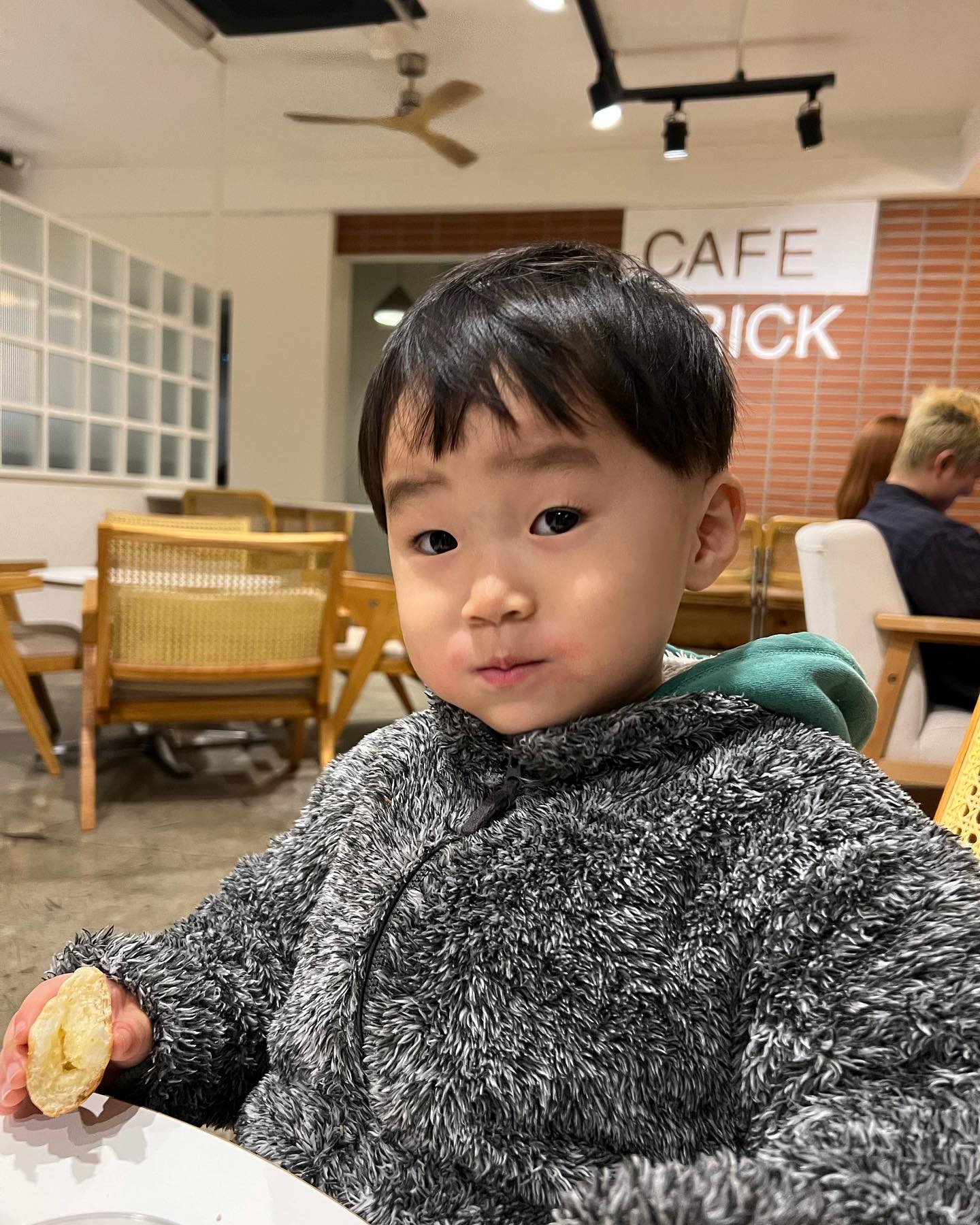 귀여움 한도초과...😵
미안하다 다섯살아
세살이 너무 귀여워🤭

#귀여움한도초과 #귀여움폭팔 #고슴도치엄마 라 그럽니다...

나름 예쁜 눈 연습하는중

#세살아들 #세살맘 #소금빵 #카페브릭 #다섯살그램 #형제육아 #아이랑카페 #아기랑카페투어 #신내동카페 #카페트리
