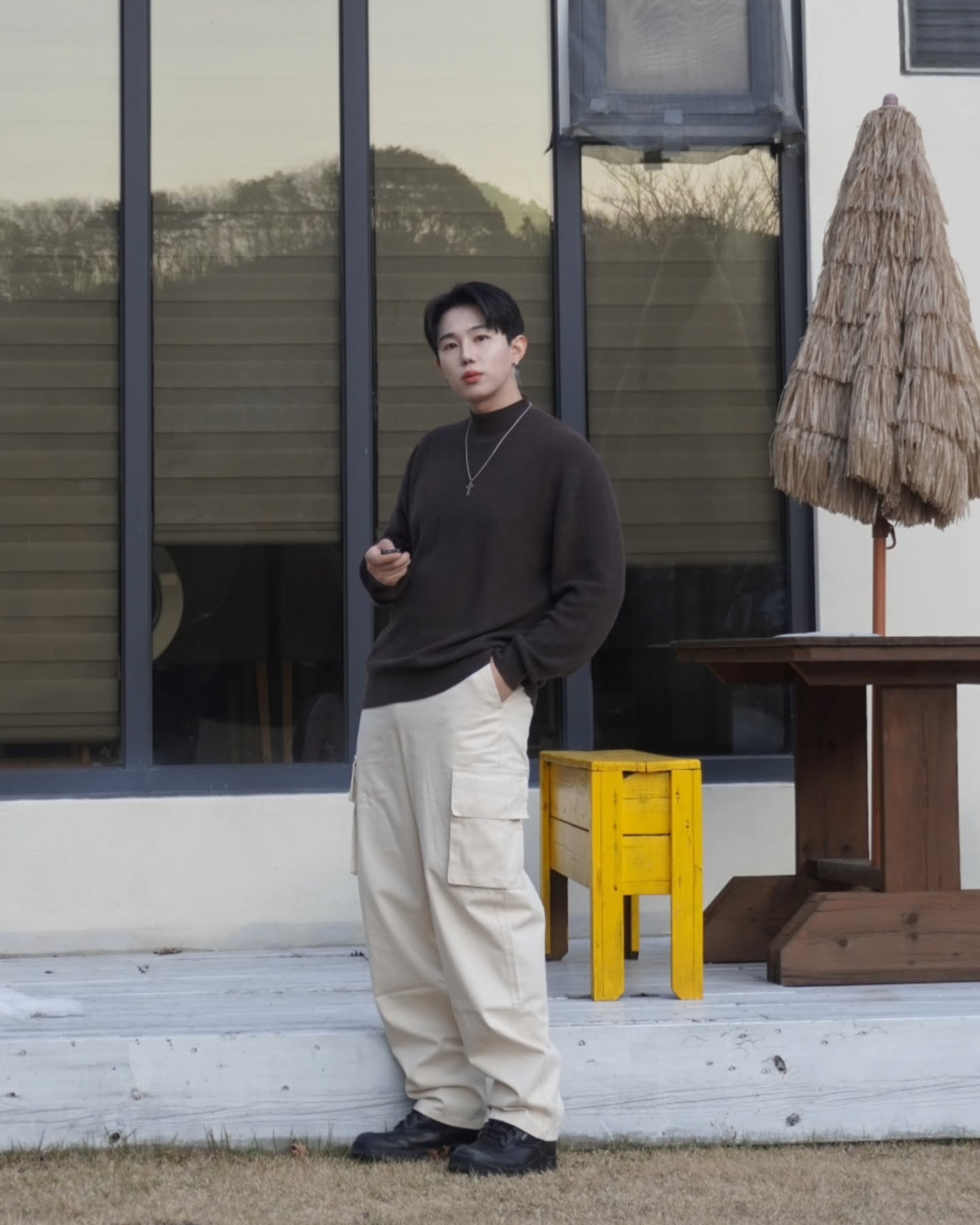 #협찬 #광고

아 오늘으으으으은! 옷은 예쁘게 입고 싶은데 이것저것 찾기는 귀찮고, 여러 쇼핑몰들을 돌아다니면서 찾기 귀찮은 대다수의 성인 남성들을 위한 아는 사람들은 다 아는 조군샵의 카고포켓 와이드 워싱 밴딩팬츠를 입고 여행을 다녀왔다구!

임정원은 곧 죽어도 꾸꾸꾸 스타일이지만 대부분의 남자들은 꾸안꾸 스타일을 추구하는 만큼 이 카고 포켓 와이드 워싱 밴딩 팬츠는 꽤나 매력적인 아이템이 아닌가 싶어!

깔끔하게 떨어지는 와이드핏과 너무 흰색도 아니고 너무 누르팅팅한 색도 아닌 딱 적당한 느낌의 아이보리 크림색.

데일리하게 입기 좋은 자유로운 느낌의 카고 포켓!

특별한 무대의 아이템은 아니지만 언제나 실패없는 그런 베이직 아이템이랄까?

베이직한 기본 템들을 찾는다면 조군샵!
.
.
.
.
#조군샵 #빅사이즈 #빅사이즈밴딩팬츠 #카고팬츠 #카고바지 #밴딩팬츠 #와이드팬츠 #빅사이즈남성복