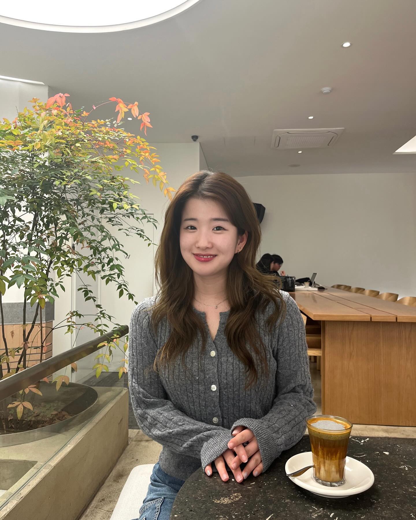 오랜만에 ,,, 분좋카가서 신난 ,,,

머리숱 많은 여성 ,,,