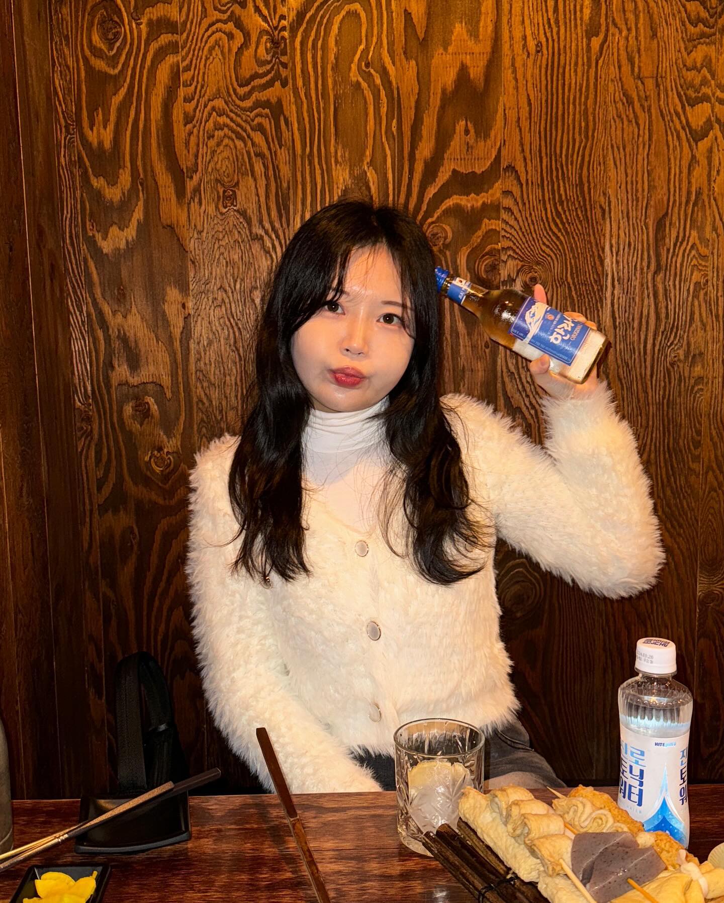 #협찬 busanjib_dg.yh
철길부산집이 대구 율하에도 떴다😆
따끈한 오뎅과 소주 한잔이 생각 날 때
가기 좋은 오뎅바 철길부산집 율하점에 다녀왔어요!

전국구로 유명한 오뎅바 철길부산집은
감성적인 이자카야 느낌의 외관으로 
눈길을 사로잡는데요,
가게 안으로 들어가보면
자리마다 오뎅을 뎁힐 수 있게 되어있어서
언제나 따끈하게 먹을 수 있어 좋았어요🍢

오뎅외에도 타다끼, 육회, 튀김 등
다양한 안주 메뉴들이 즐비되어 있더라구용!
주류도 전통주, 사케, 하이볼 등
골라잡아서 먹기 좋았어요🍹

저는 어묵2인과 메인요리를 맛볼 수 있는
해운대 세트로 주문 !
추운 겨울에 따뜻한 오뎅과 맥주랑 함께 먹으니
단짠단짠 느낌 너무 좋고요?
기본으로 제공되는 오뎅 육수…
소주 무한으로 들어가기 좋았습니다👍🏻

그리고 메인요리는 야끼소바🍥
구워진 빵도 있어서 야끼소바빵 만들어먹으니
완전 별미였어요 ㅠ 존맛

추운 겨울 날 따스하게 녹여줄
대구 율하광장 초신상 술집 철길부산집에서
맛있는 꼬치오뎅 드시고 가세용🍢

💡 철길부산집 대구율하점
🏠 대구 동구 안심로22길 52 107호
⏰ 매일 17:00 - 04:00

#대구맛집 #대구율하맛집 #대구율하술집 #대구율하이자카야 #대구오뎅바 #철길부산집대구율하점#스토리앤체험단 #스토리앤미디어