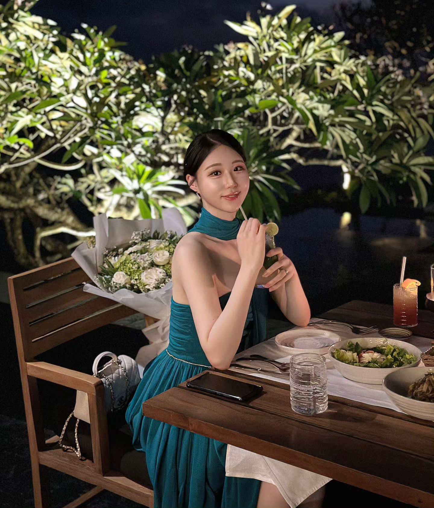 내 옷과 색을 꼭 맞춘 리본을 단 꽃다발, 예쁜 노을과 맛있는 저녁, 밤산책, 두장 반 꽉 채운 편지, 그리고 내가 좋아하는 꾸덕한 초코 케이크. 행복한 생일이었다💙

#발리에서생긴일 #생일기록 

어쩐지 생일날 뭐 입을지 그렇게 물어보더라...난 몰랐지🤣