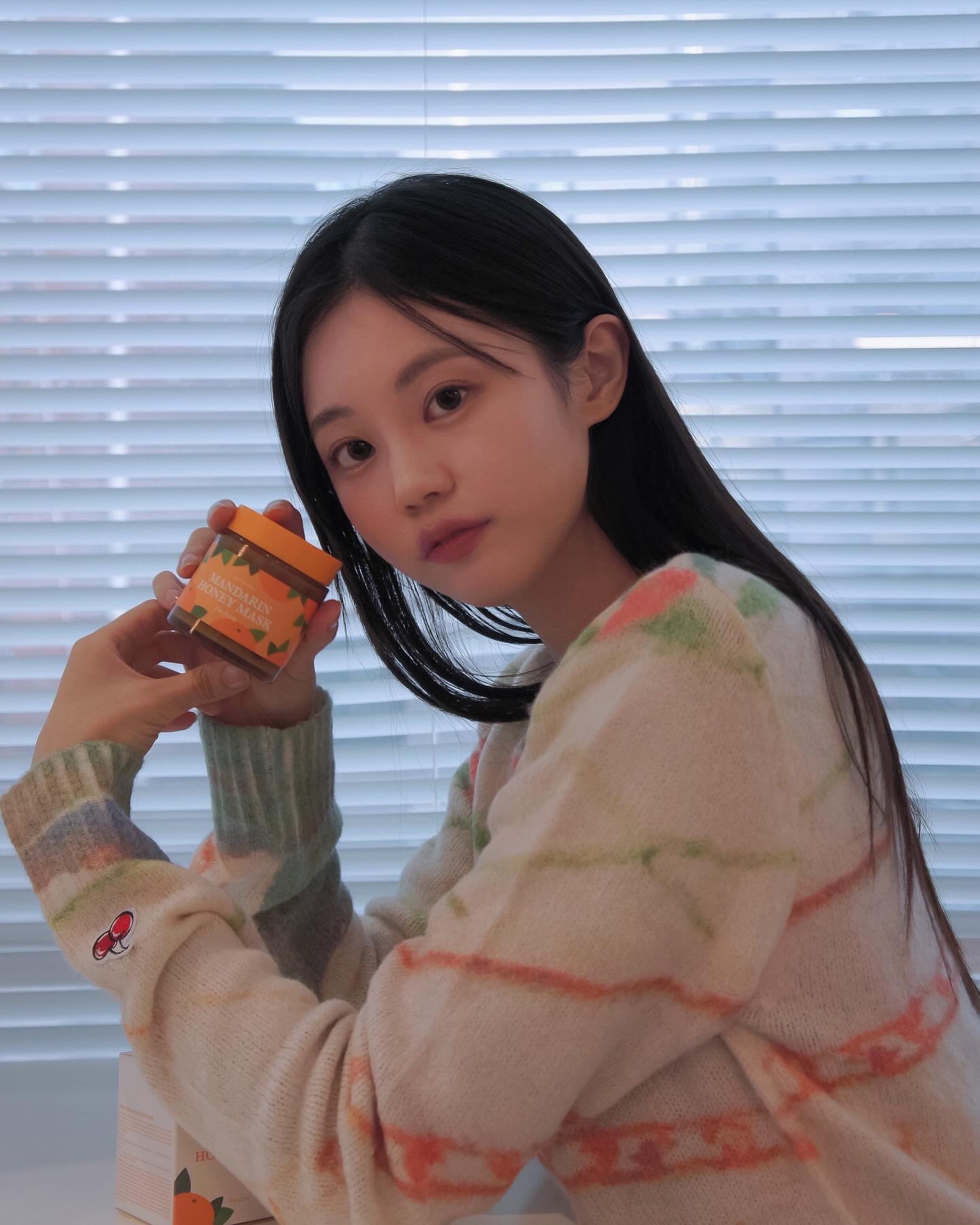 #ad 
I'm not from Korea, I'm from Mandarin Honey Mask🐝🍊imfrom_official

🍊
올리브영마스크팩 스페셜 한정판 아임프롬 만다린허니마스크는 아임프롬 베스트셀러 ’허니마스크🐝‘의 보다 가볍고 산뜻한 버전으로, 많은 사랑으로 꾸준히 입점하게 된 제품이에요💛

🍊제주에서만 생산되는 프리미엄 감귤꽃꿀 원물을 풍부하게 담아 영양감과 동시네 산뜻한 보습감을 안겨줘요🫧
🍊산뜻하고 촉촉한 보습효과+부드러운 각질 제거 효과에 넘 좋은 마스크팩이에요💛
🍊화학적 각질제거가 아닌, 곱게 갈린 감귤껍질 입자로 각질, 피지 등 노폐물을 부드럽게 녹 여내는 저자극 스크럽 제품이라 저처럼 민감성 피부이신 분들께도 추천드려요🧡

제형 자체가 부드럽게 피부에 밀착되는 촉촉한 푸딩같은 제형이고, 향기도 은은하고 달달한 감귤향이라 내내 기분 좋게  홈케어 할 수 있었어요🧡
사용 후엔 촉촉하게 피부결이 한곁 정돈되어서 다음날 피부가 확실히 달라요🍊

올 겨울 마스크팩을 찾으신다면, 아임프롬마스크팩 추천드려요🧚🏼‍♀️
* 만다린허니마스크팩은 올리브영 온라인몰에서만 구매할 수 있어요 *
🍊 🔗https://bit.V/3tJDCT 🍊