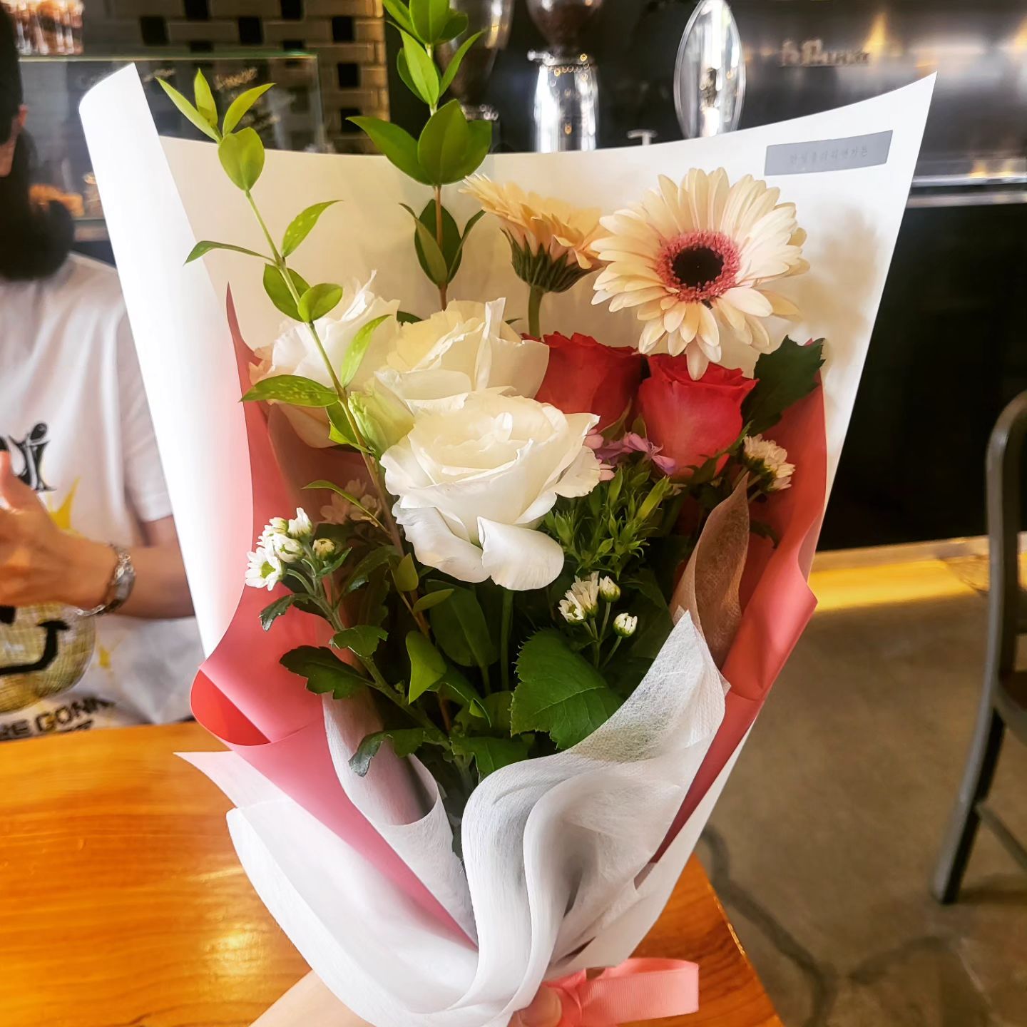 오늘 꽃처럼 맘 예쁜 여인에게서 꽃 선물 받고..💐
늘어난 체중 생각해서 운동은 5분 걷고 10분 달리기 × 4회로 한시간 오운완
V의 슈취타랑 팔레트 보니 시간이 딱이네 🙌
#헬스타그램 #헬스 #러닝 #유투브덕에오운완