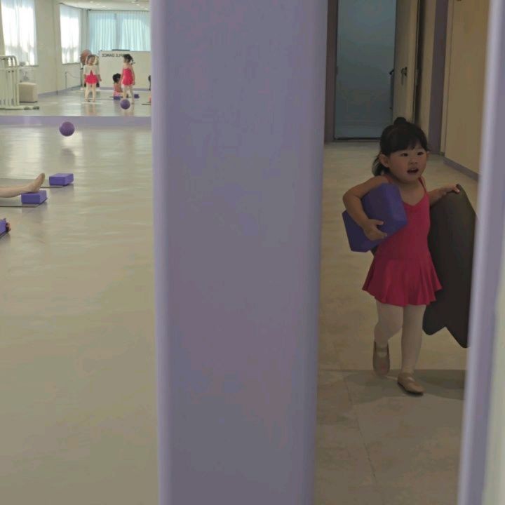 발레학원 첫 날🩰

엄마없어도 괜찮다며 뛰어들어가더니 원장님께 자기 발레하러왔다고ㅎㅎ
저 설렘가득한 얼굴 어쩌냐구~ 그렇게 외치던 발레리나가 되어본 첫날!
모든게 재밌었다는 언니들사이 쪼꼬만 귀염둥이 열심히 다녀보자앙🩷