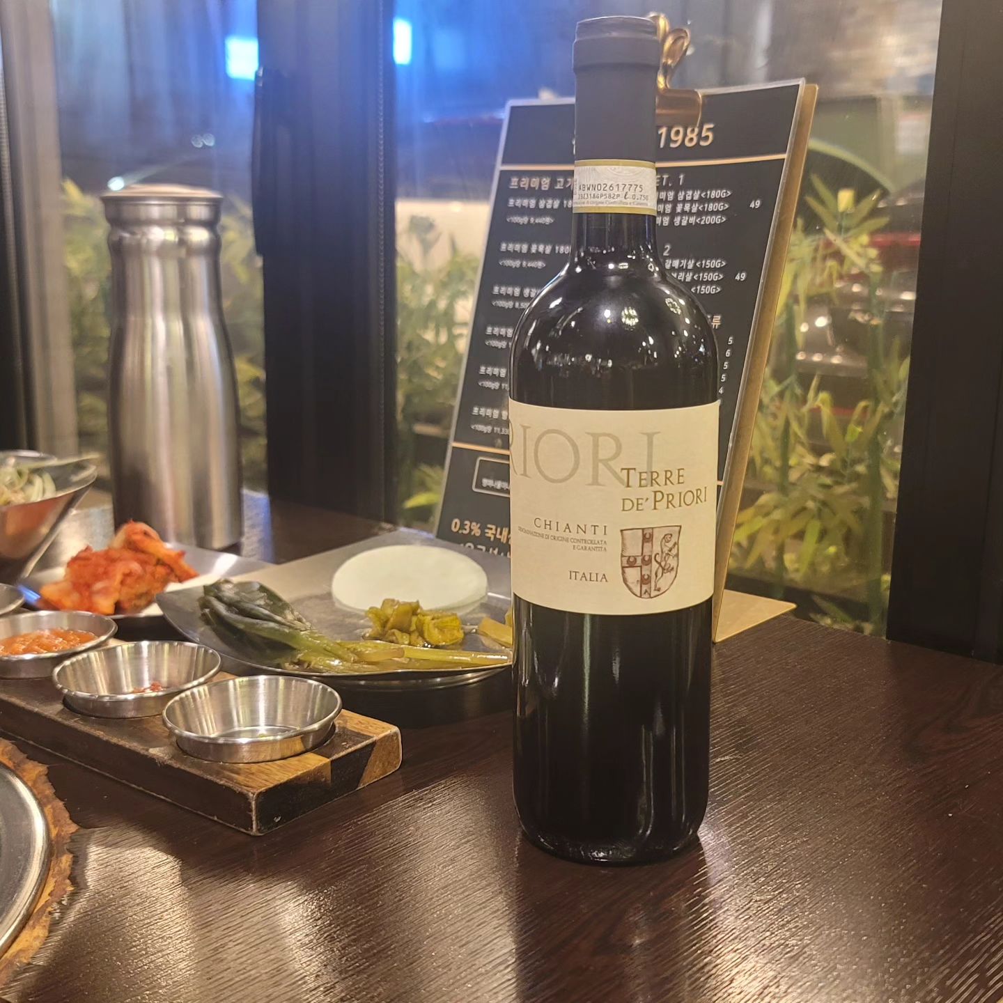 #협찬 받은 끼안티와인.  와인등급중docg등급(가장높은등급)의 와인을  받았네요~콜키지되는 고기집가서
#삼겹살 에 한잔했는데 맛이 산뜻하면서 그렇다고 가볍지 않고 와인특유의 텁텁함도 없고 여친이 있거나 썸타는 분과 특별하게 먹기좋을 꺼 같아요 전 남자 둘이 먹었지만 먹을수록 깔끔한 맛이 너무 좋았어요
이번엔#협찬 받았지만 진심 또 먹고싶은 맛이었네요 선물용으로도 좋고 깔끔해서 어떤음식이든 잘어울릴꺼 같아요 새로운 와인을 알게되서 너무 기쁘네욧  끼안티를 안마셨으면 이탈리아와인을 다먹었다고 말할수 없다고 할정도로 대중적으로 유명하다고 하니 한번 드셔보세요
#협찬 #끼안티 #레드와인 #와인추천 #레드와인추천 #이탈리아와인 #선물추천 #맛있는와인 #고급와인 #DOCG #분위기#먹스타그램꿈나무 #맛스타그램꿈나무