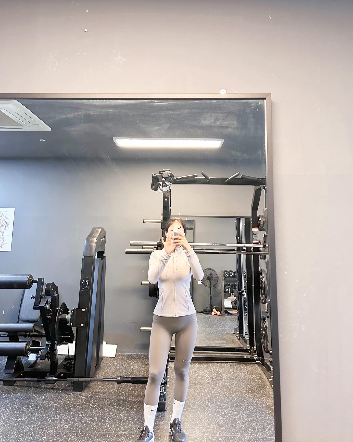 올해는 진짜 열심히 운동하리라 맘먹고 필라테스에 이어 헬th 다시 시작.
첫날이라 살살 해주셨는데도 근육통..🫠
#헬스 #웨이트 #다이어트