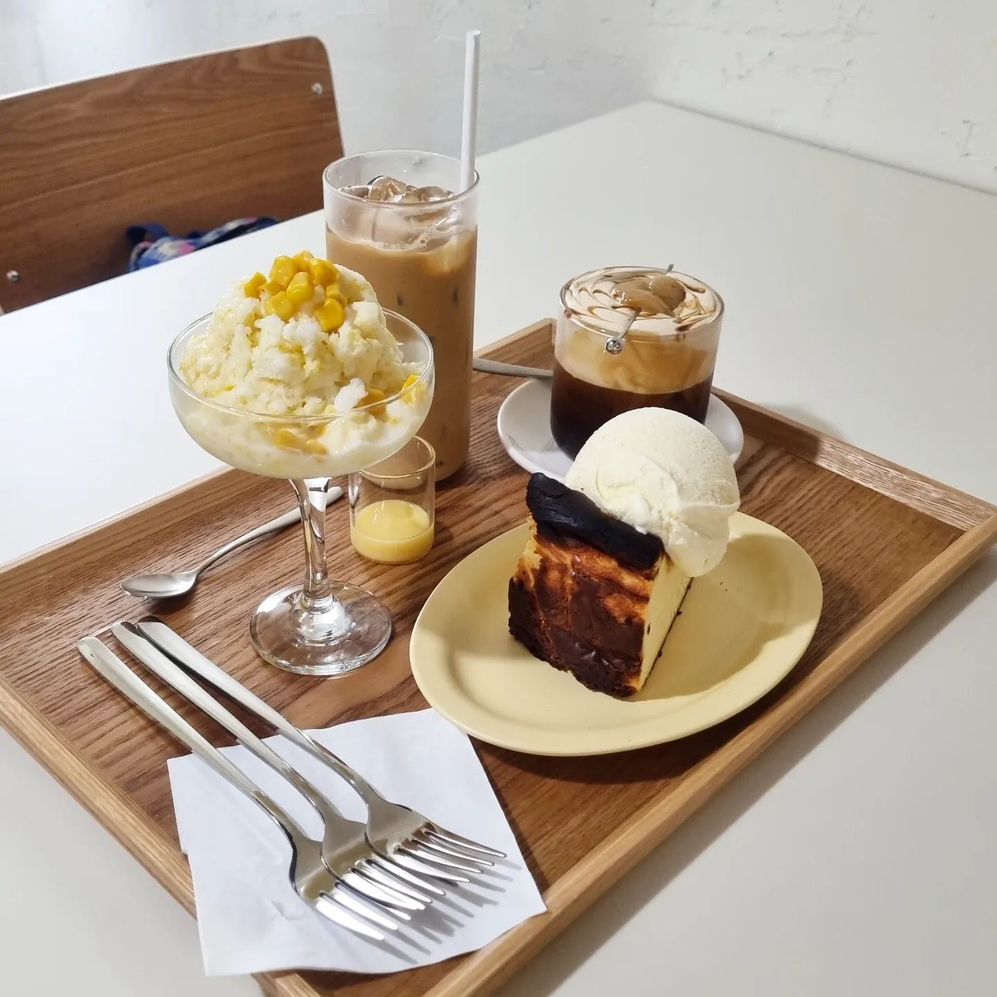 cafe.neige

☕️ 카페 네쥬(neige)를 방문했어요.

🏠주택을 개조해서 독특하면서도 이쁜 인테리어의 카페네요.
깔끔하게 인테리어 되어있어서 사진 찍기에 좋아요.

🏷 특이한 점은 2층 다락이 있는데 실제 방처럼 꾸며져 있는 게 특이하네요 ㅎㅎ
🏷 개인 카페라 그런지 공간 대여, 생일파티룸, 촬영 장소, 프러포즈 장소로도 활용 가능하다고 하니 특별한 날 이용하기 좋을 듯 하네요.

　
🌽 옥수수 샤베트 
위에 콘이 올라가 있고 옥수수시럽을 같이 주시는데 위에 뿌려서 먹으면 됩니다.
식감은 빙수를 먹는 것 같고 맛은 옥수수 향이 나면서 달달하니
약간 옥수수 아이스크림 같은 느낌으로 맛있네요 ㅎㅎ

　

🥤꿀떡 비엔나
평소에 비엔나를 좋아해서 자주 먹는데 여긴 꿀떡 비엔나가 있어서 먹어봤어요.

크림은 정말 꾸덕꾸덕하면서 달달하니 맛있어요.
오랜만에 꿀떡을 먹는데 정말 쫀득하고 달달한데 시나몬 향이 조금 나서 맛있어요.

　

🧀 치즈 바스크+아이스크림
치즈 바스크답게 겉 부분이 약간 투박한 비주얼이지만 식감은 정말 부드럽네요.
크리미하고 꾸덕한 느낌의 치즈케이크는 아니지만 부드럽고 치즈 맛도 고소하니 맛나요~

　
　

⏰ 영업시간 : 매일 12:00 - 24:00

🧭 주소 : 대구 남구 중앙대로 30길 37

📞 연락처 : 053-283-0405

🚘 주차 : 카페 앞 3대, 화단 옆쪽 가능

#네쥬 #neige #대구남구카페 #봉덕동카페 #대구카페 #대구이색카페 #대구프로포즈장소 #대구커피맛집
#네쥬카페 #공간대여 #생일파티룸 #촬영장소 #옥수수샤베트 #꿀떡 #꿀떡비엔나 #치즈바스크 #편안한분위기카페 #주택카페 #이쁜카페 #대구교대카페
#먹스타 #먹스타그램 #푸드그램 #cooking #요리 #food #선팔 #맞팔 #선팔맞팔 #먹팔