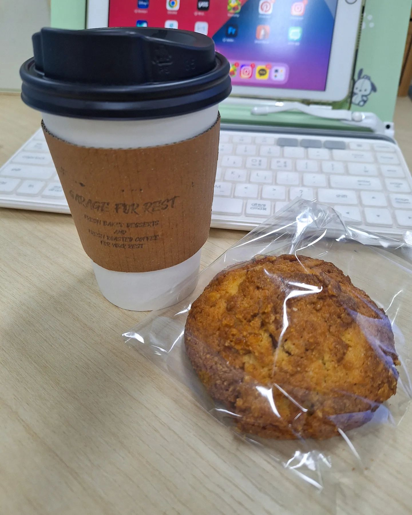 #가라지쉬다 #대소카페 #음성카페
#아메리카노 #콘쿠키 #쿠키맛집

수다떠느라
카페사진은 없고 ㅎㅎ
사무실 델꾸온
맛있는 커피와 쿠키 
오후가 즐겁구만 😍
소금빵이 없어 아쉬웠던
그치만 쿠키 맛별로 털어와서 뿌듯
신난당

#좋아요 #일상 #소통 #댓글  #데일리 #팔로우