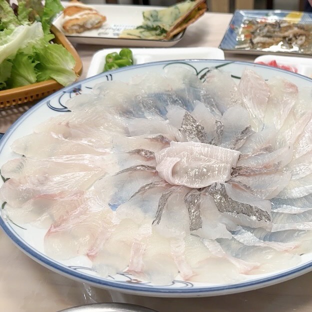 1차 2차 해장 
설악산가서 감자전만 먹고 
술먹고 뾰류지 빡쳐서 주먹으로 조진사람 저요 🥺
중앙시장 술빵 진짜... 어디가나 줄 넘치는데 왜그런지 알겠음 진짜 평소 먹은 술빵이랑 달ㄹ라ㅏㅏㅏㅏ

강원도 너무 자주 갔고 맨날 포장 위주여서 이번엔 식당 위주로 가려고 했다!!
다 성공적이라서 만족'◡' 

 📍속초게랑회랑 -강원 속초시 영금정로 15 :사장님 짱 친절하시고 강아지 짱 예뻐해주심🫶 대게 또한 존맛

📍속초은경이네포차 -강원 속초시 영랑해안길 115 : 고갈비 존맛 , 강아지 동반 삽가능 🫶 실시간 헌팅 튕기는 것도 볼수있음 ㅋㅋㅋㅋㅋㅋㅋ

📍설악산 애견동반 불가 !!! 어중간하게 쓴 블로거들 때문에 갔다가 허탕침😫 호미 차에 두고 감자전만 조지고 옴 근데 돈까스도 먹음🥺 

📍바람꽃해녀마을 속초본점 -강원 속초시 바람꽃마을길 37 1층 :전복순두부가 더 맛있음🤤 반려견동반 전용 룸 있음