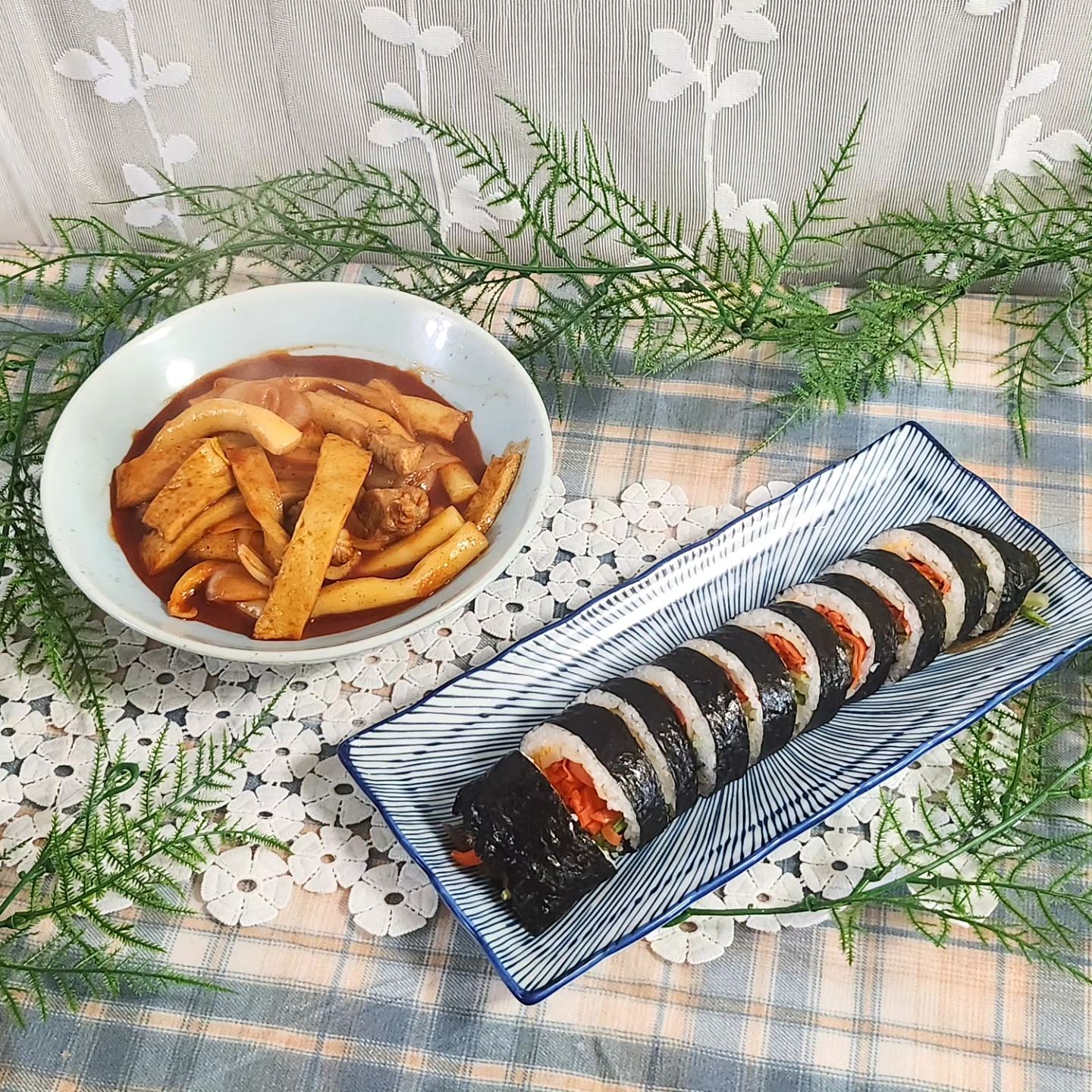 #협찬

예전에 친구네 놀러가서 #후추떡볶이 먹고 그 맛을 잊지 못해요.
다른 곳에서 여러번 사먹었는데 제가 맵찔이라 매워서 #매운떡볶이 는 못먹거든요.ㅜㅜ
저같은 매운맛 초급자도 먹을수 있는 #팔공핫뽀끼 오리지널맛이에요.

신라면보다 조금 매운맛의 #떡볶이 라서 튀김이나 김밥이랑 먹으면 맛있게 먹을수 있어요.
말랑쫀득 밀떡은 냉동시켜도 찬물에 넣었다가 끓이면 쫀득한 식감이 금방 살아나서 5분이면 맛있는 떡볶이 완성~

직접 우려낸 표고버섯육수는 #떡볶이밀키트 는 비린내나지 않으면서 감칠맛이 진해요.

로제맛, 짜장맛, 옛날맛, 불타는맛 다양한 맛의 떡볶이가 있는 #떡볶이맛집 !!!
 골라먹는 재미있는 냉동실 쟁여템 #떡볶이추천 합니다.♡