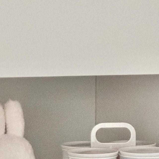  주며느리 on Instagram: "#협찬 @hanssem_official

가벼우면서 튼튼한 감성가득 한샘 S.O.K 양념통 거치대

6개세트 웜그레이 컬러로 너무 예쁘고 투명 불투명 사이의 
단단한 PP소재로 고급스러운 느낌으로 다양한 양념을 한 눈에 확인할 수 있어요.

넓은 입구로 내용물을 담고 꺼내기 편리하고, 세척하기도 좋더라구요.
실리콘 패킹으로 밀폐력도 좋고 뚜껑,몸통,실리콘 부분이 모두 분리되어 위생적이에요.

긴 통은 곡물이나, 건조식품 보관가능해서 활용도 만점!

#한샘 #양념통 #양념통거치대 #설탕통 #소금통 #고추가루통 #조미료통 #조미료거치대 #양념통세트 #양념통추천"