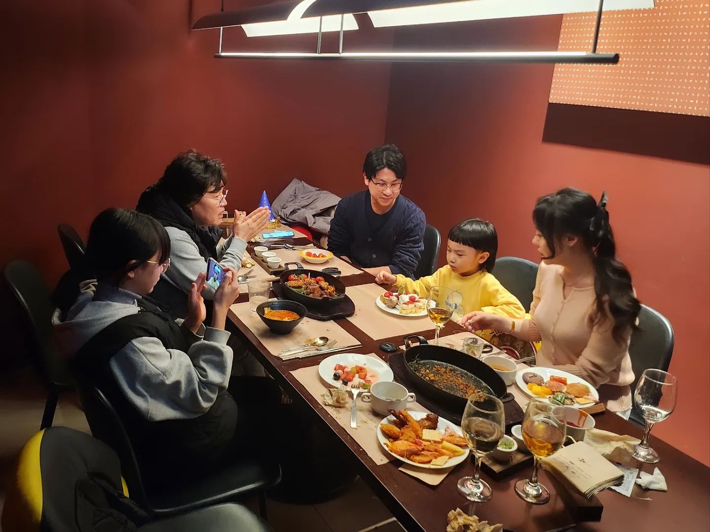 울 아들 생파때 아빠가 찍어준사진🎁🫶

사진찍지 말라해서 몰래 촵📸
내년엔 더 즐겁게보내자👋🖐

#생일 #빕스 #아들스타그램 #맘스타그램💕 #가족사진 #가족스타그램 #아들생일 #생일스타그램