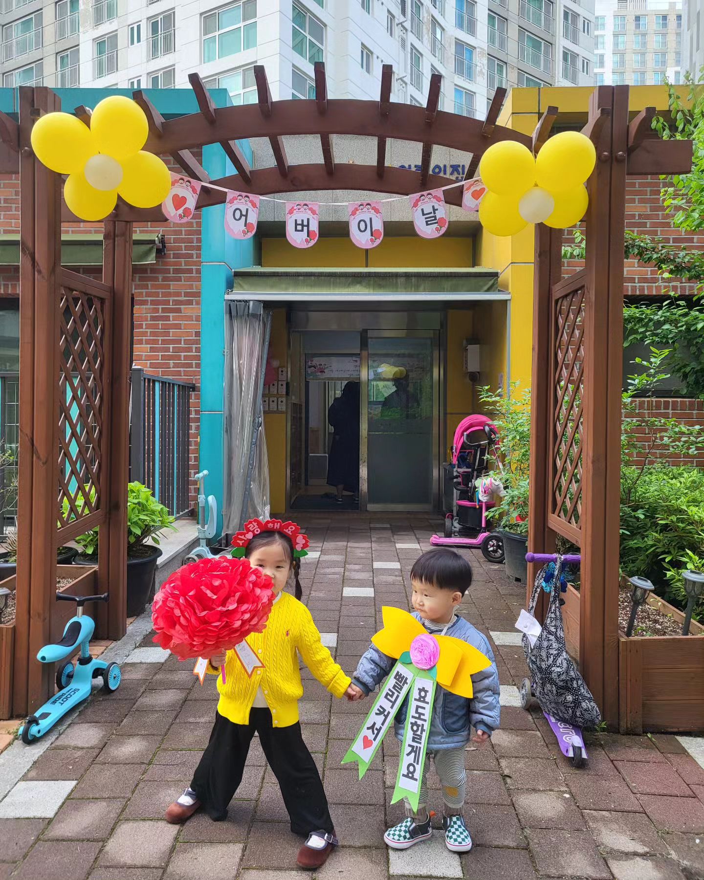 #일상 
08MAY24

너무나도 뒷북이지만
어버이날 사랑이들 사진하나투척🤍

어버이날이 뭔지 아려나싶지만
그래도짜잔💐

사랑하는 율준이
앞으로도 밝고 건강하고 영특한 아이들로 자라길🫰🏻

#남매일상 #남매스타그램 #어버이날 #엄마일기 #사랑해우리가족