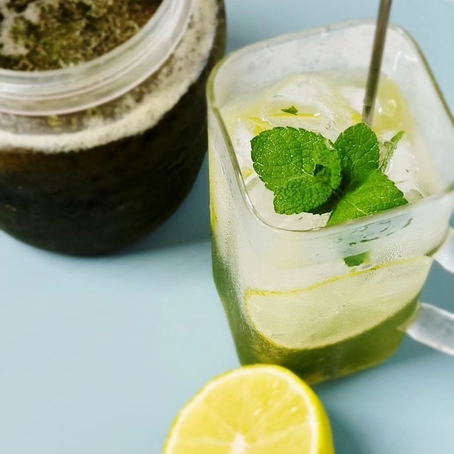 직접 담은 애플민트청으로 만드는 논알콜 간단한 모히또🌿🍋

깨끗이 씻은 애플민트잎을 설탕에 절여뒀다가 곱게 갈아 숙성시켜요.

 라임 1개 즙을 내어 컵에 담고 애플민트청, 꿀, 레몬즙, 얼음을 담고 탄산수를 부어줘요.
(시판 라임즙으르도 가능🙆, 탄산수 대신 사이다도 오케이🙆,대신 꿀 양 줄이기)

위에 애플민트 잎으로 장식하면 끝!

#애플민트청 #논알콜모히또 #무알콜모히또
#홈레시피 #홈카페레시피 #홈카페 #선팔하면맞팔가요 #친구해요 #소통🙆