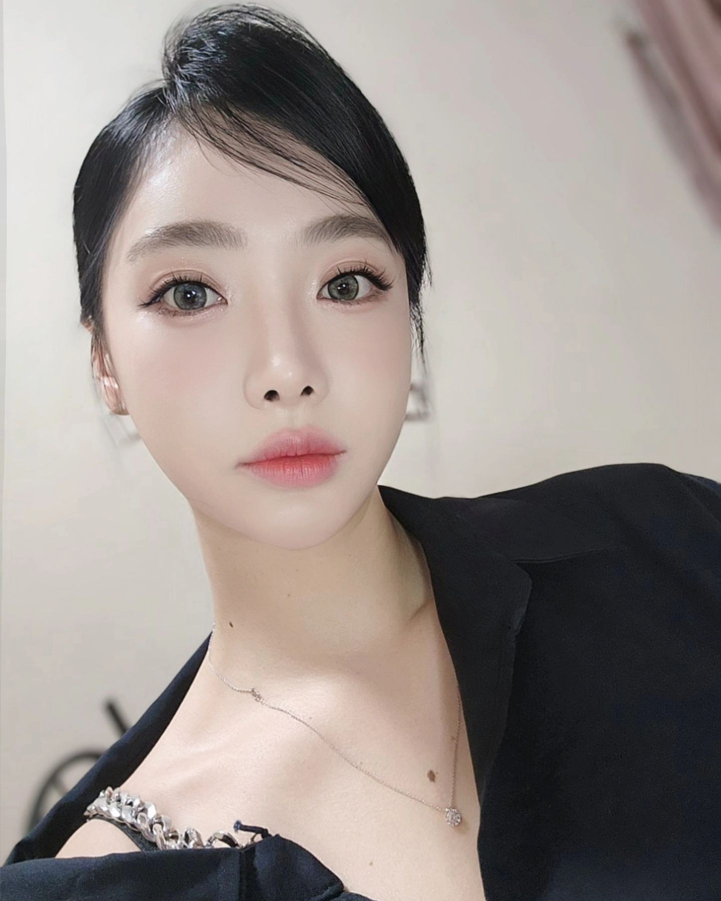 렌즈 착용 사진보고 많은 정보를 물어봐주셨던 그 렌즈
수퍼렌즈의 믹스드그레이 입니다❣️
오묘하면서 신비로워지는 너무나 이쁜 아이에요🥰

superlens.kr 

#SUPERLENS #superlenskr #YourEyesYourExpression #수퍼렌즈 #렌즈 #컬러렌즈 #렌즈추천 #mixedgrey #lends