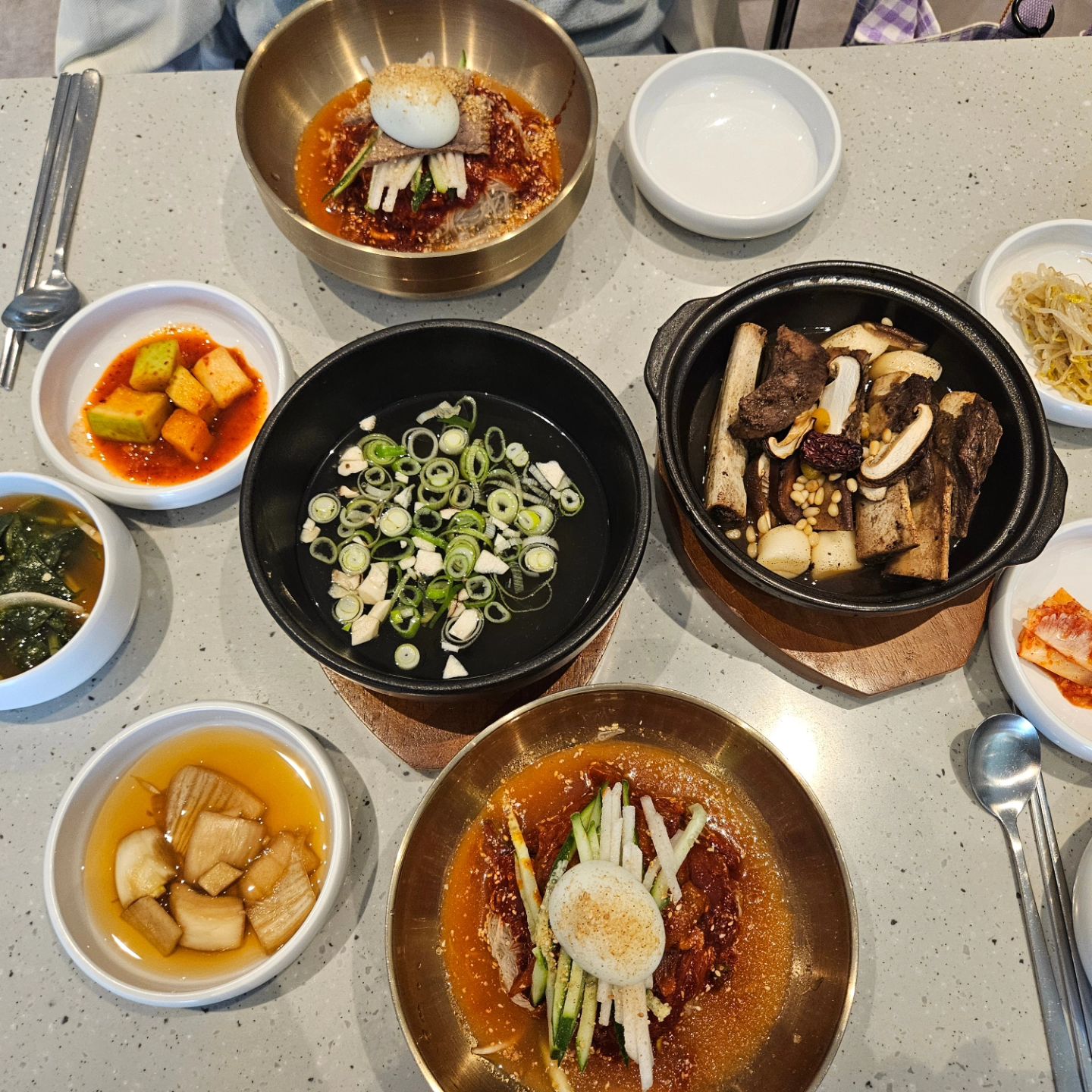 아소정 타임빌라스 수원점 🍖 

갈비찜 냉면 셋트

요즘 냉면에 빠진 우리는 냉면 맛집 찾아투어중!

수원롯데몰 데이트 갔다가 발견한곳💙

존맛도리 👋👋

#냉면
#아소정

#먹스타그램

#푸드스타그램 #존맛탱 #맛있다 #먹팔맞팔 #먹방 #맛스타그램 #맛집스타그램 #맛집탐방 #비주얼깡패 #음식스타그램 #핵존맛 #맛집추천 #먹방 #먹스타 #먹팔 #먹팔선팔