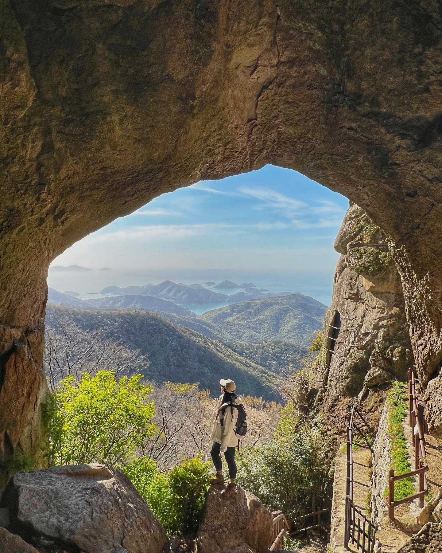 .

남해금산의 숨은 포토스팟📸
콧구멍 쌍홍문🐽

⛰️ 남해금산 (681m)
📍 두모주차장-부소암-상사암-금강산장-금산정상(봉수대)
 -보리암-쌍홍문-금산탐방지원센터 (6.42km)
🕒 4시간 30분 (휴식시간 48분 포함)

#남해금산 #보리암 #부소암 #상사암 #금산산장 #쌍홍문 #한려해상국립공원 #국립공원스탬프투어 #주말등산 #일출산행 #원정산생 #커플등산 #chaelee_mountain #20230409